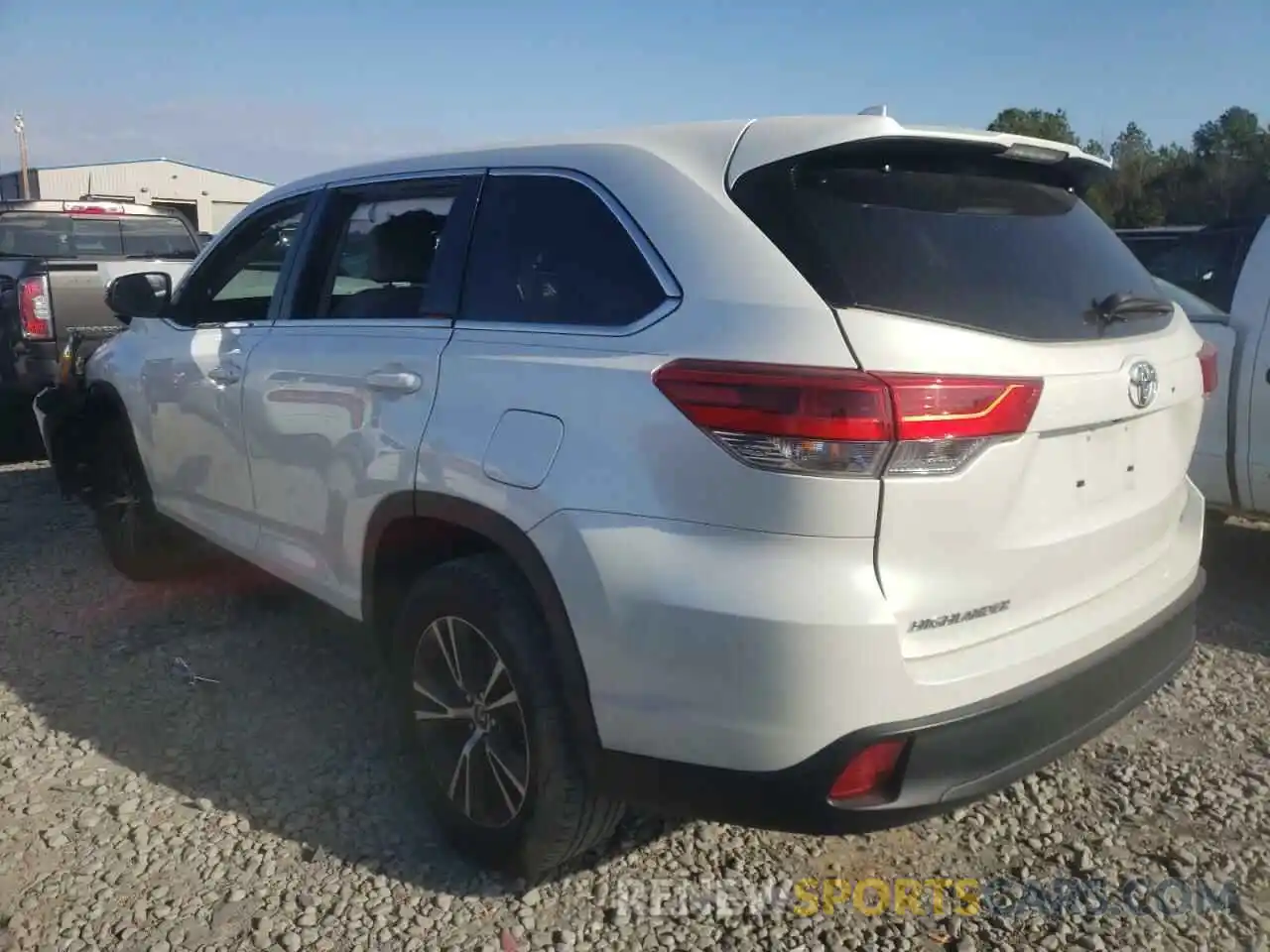 3 Photograph of a damaged car 5TDZZRFH9KS312056 TOYOTA HIGHLANDER 2019