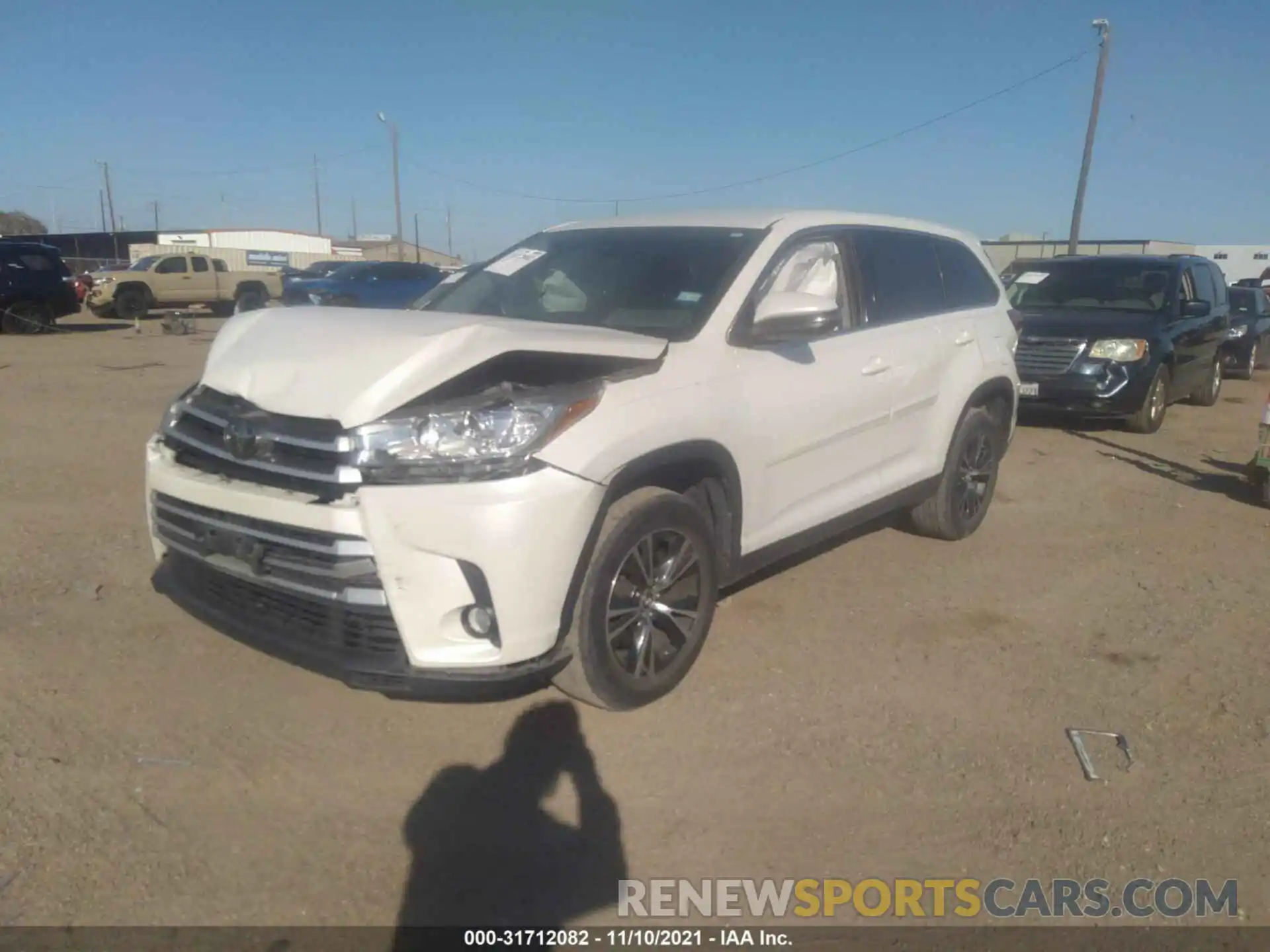 2 Photograph of a damaged car 5TDZZRFH9KS318312 TOYOTA HIGHLANDER 2019