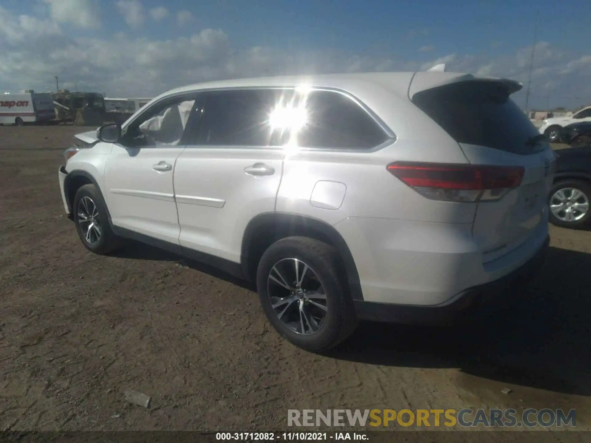 3 Photograph of a damaged car 5TDZZRFH9KS318312 TOYOTA HIGHLANDER 2019