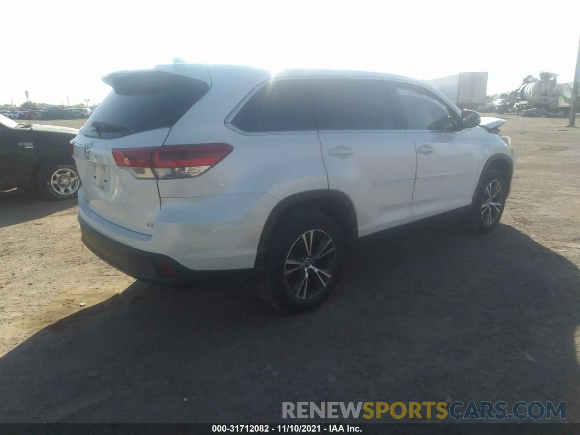 4 Photograph of a damaged car 5TDZZRFH9KS318312 TOYOTA HIGHLANDER 2019