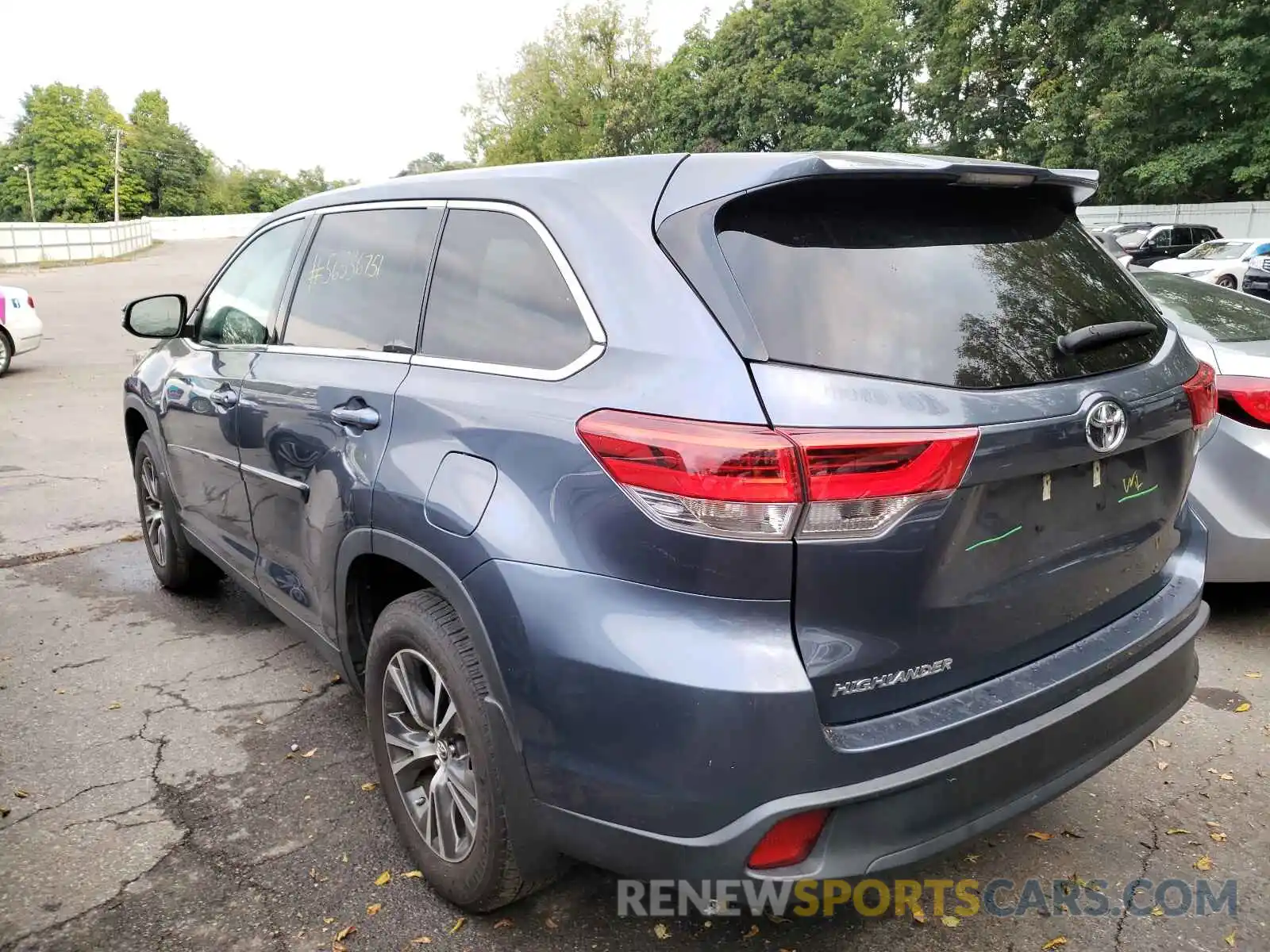 3 Photograph of a damaged car 5TDZZRFH9KS323073 TOYOTA HIGHLANDER 2019