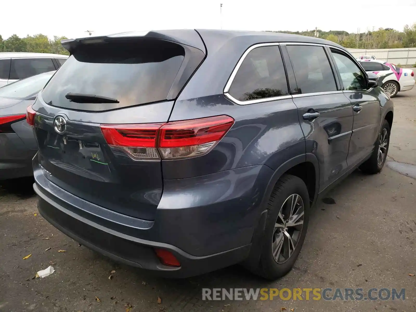 4 Photograph of a damaged car 5TDZZRFH9KS323073 TOYOTA HIGHLANDER 2019