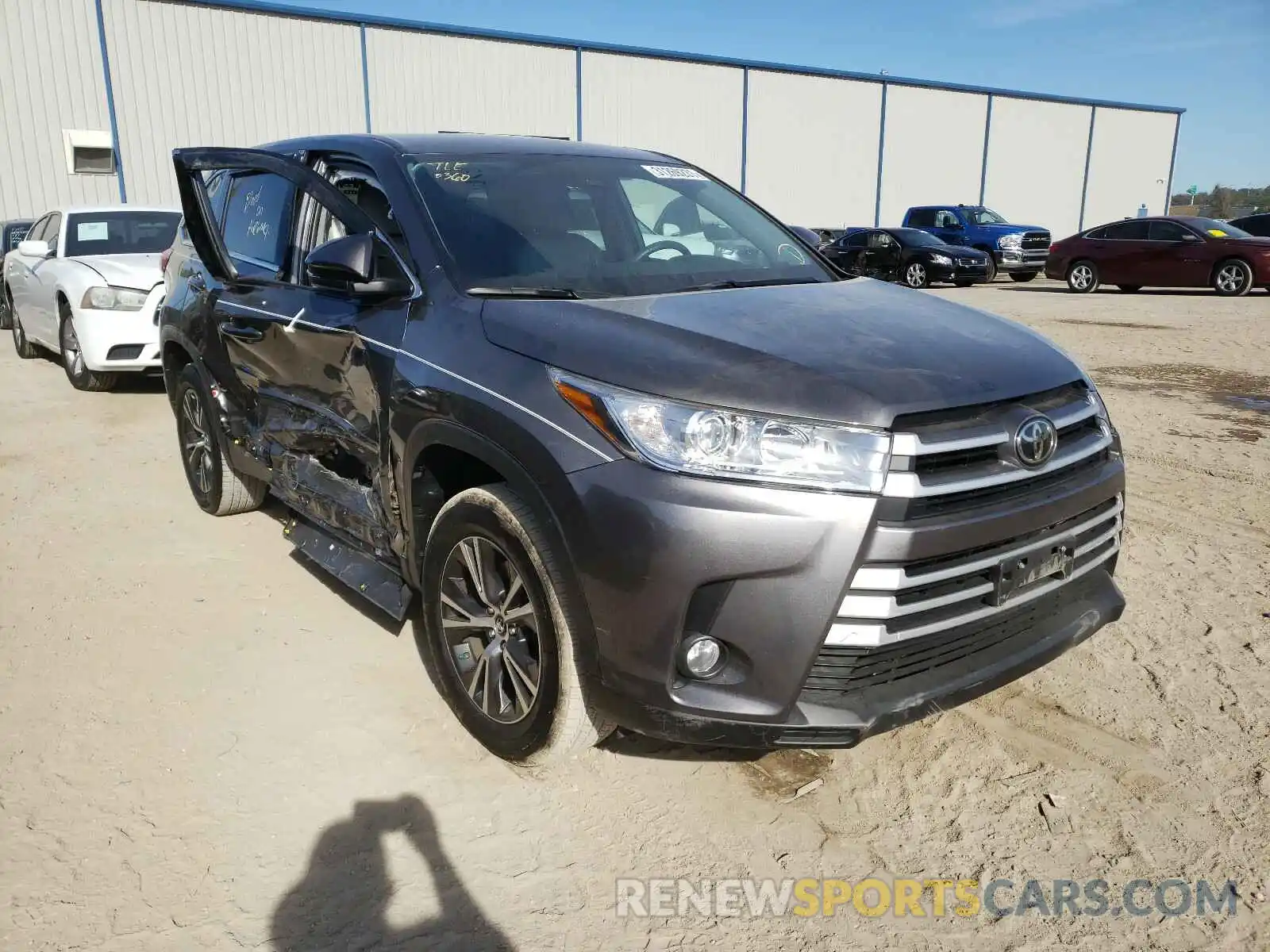 1 Photograph of a damaged car 5TDZZRFH9KS327091 TOYOTA HIGHLANDER 2019