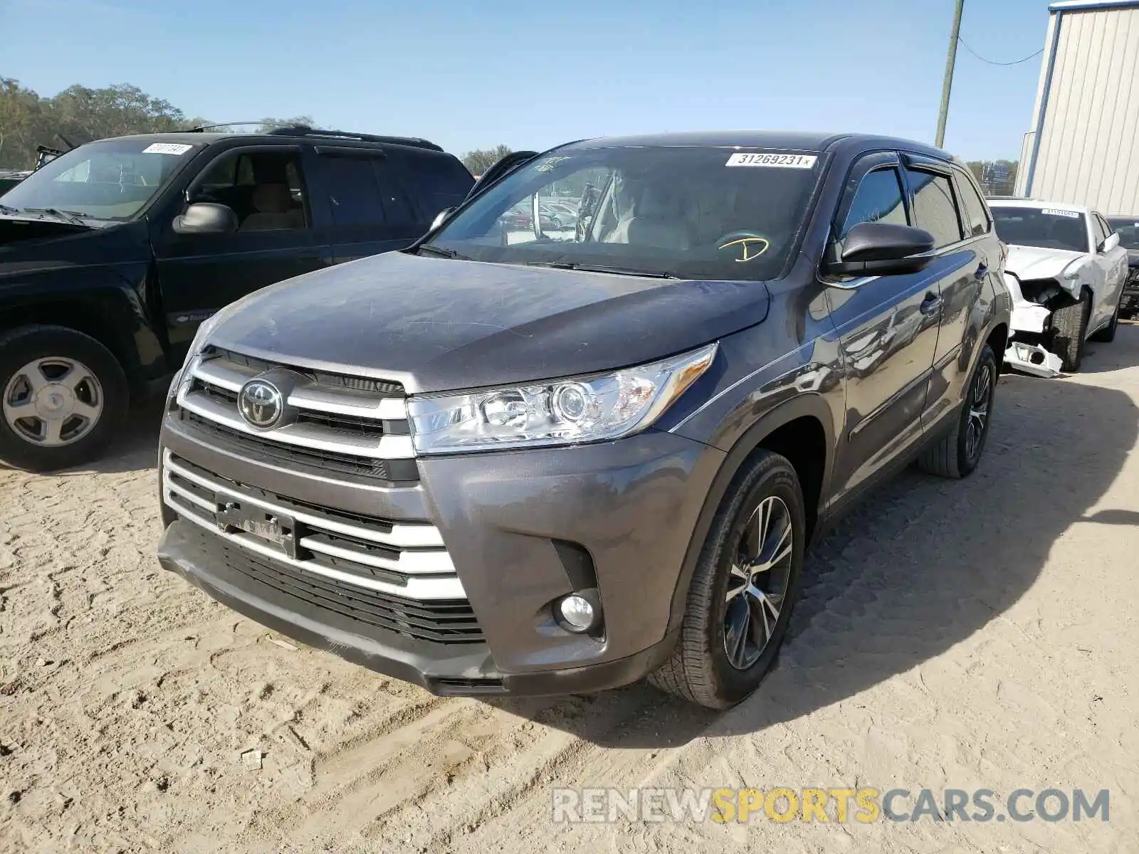 2 Photograph of a damaged car 5TDZZRFH9KS327091 TOYOTA HIGHLANDER 2019