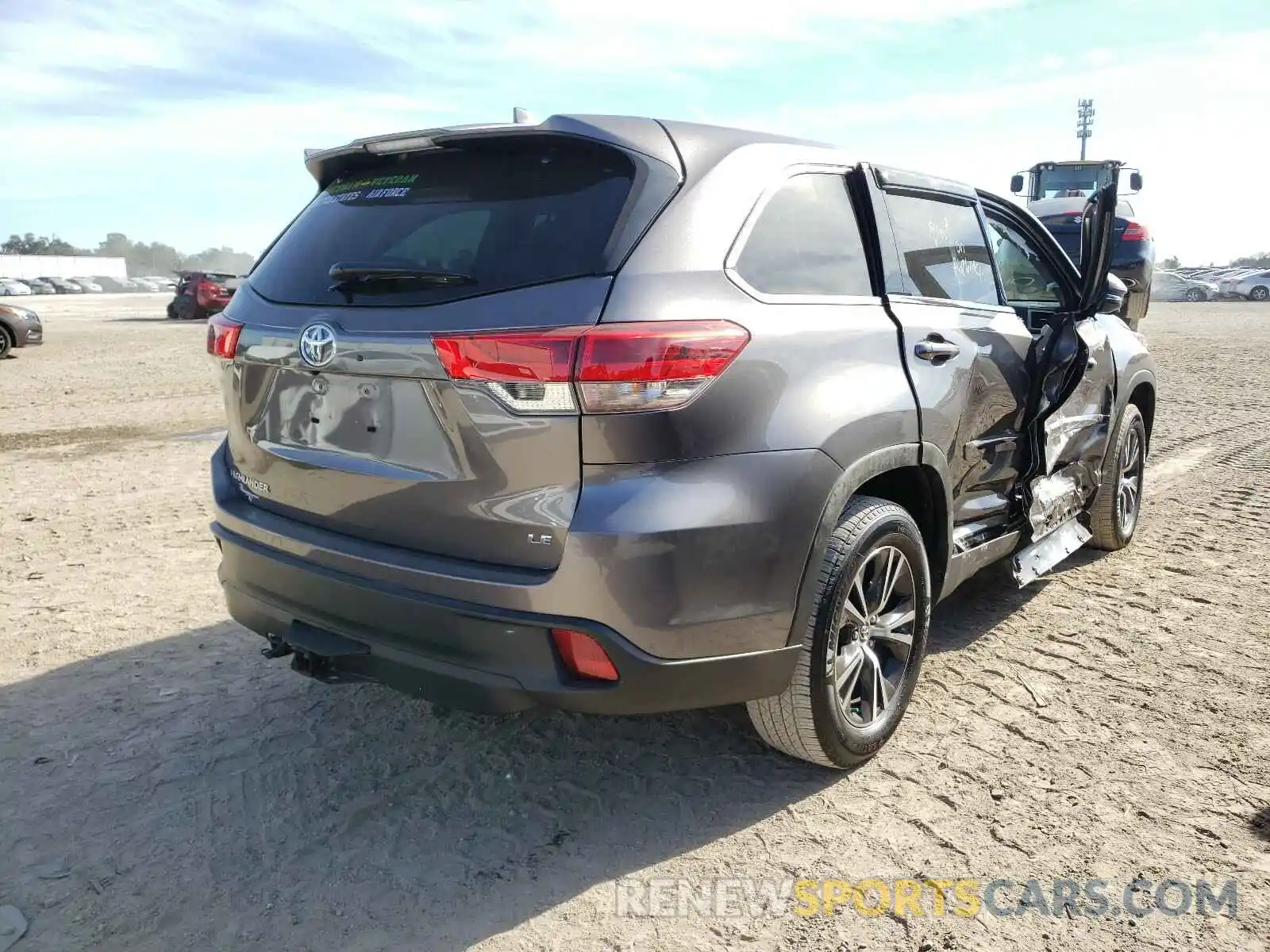 4 Photograph of a damaged car 5TDZZRFH9KS327091 TOYOTA HIGHLANDER 2019