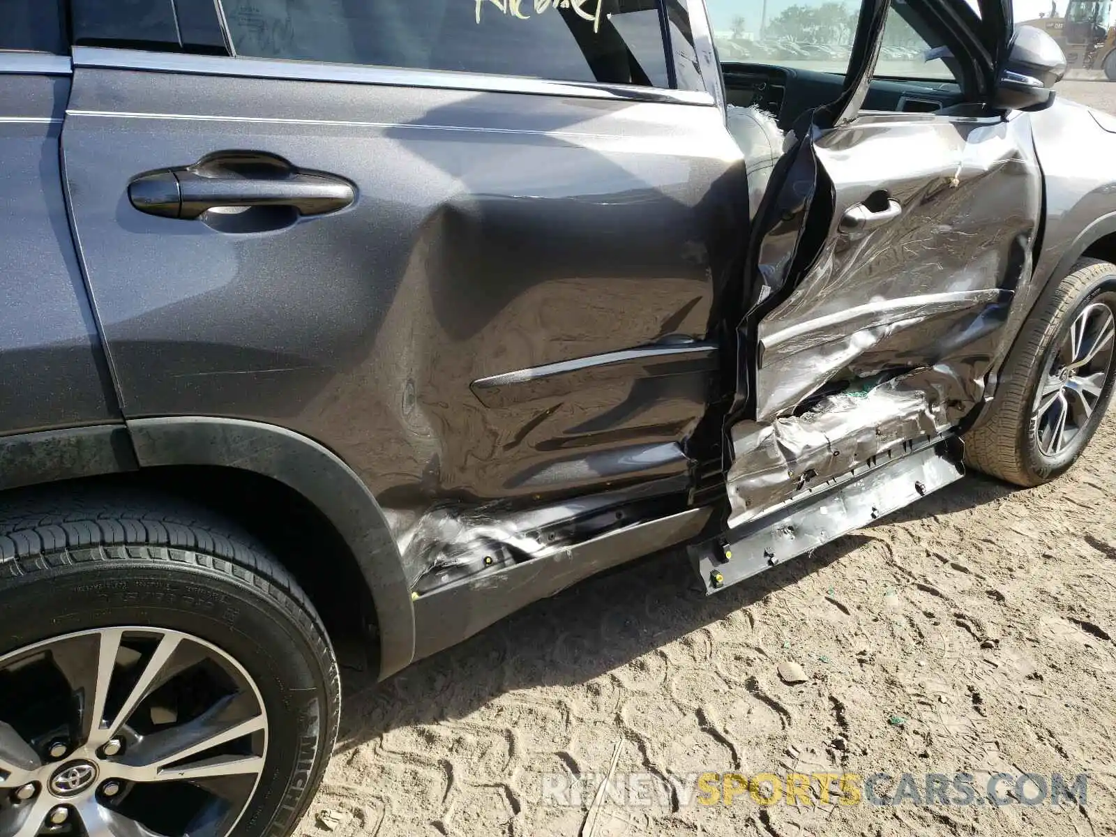 9 Photograph of a damaged car 5TDZZRFH9KS327091 TOYOTA HIGHLANDER 2019