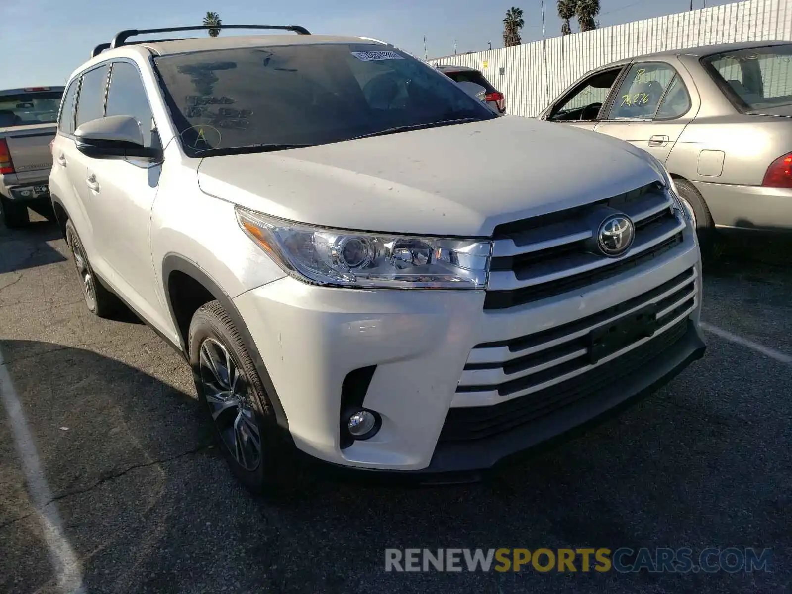 1 Photograph of a damaged car 5TDZZRFH9KS327415 TOYOTA HIGHLANDER 2019