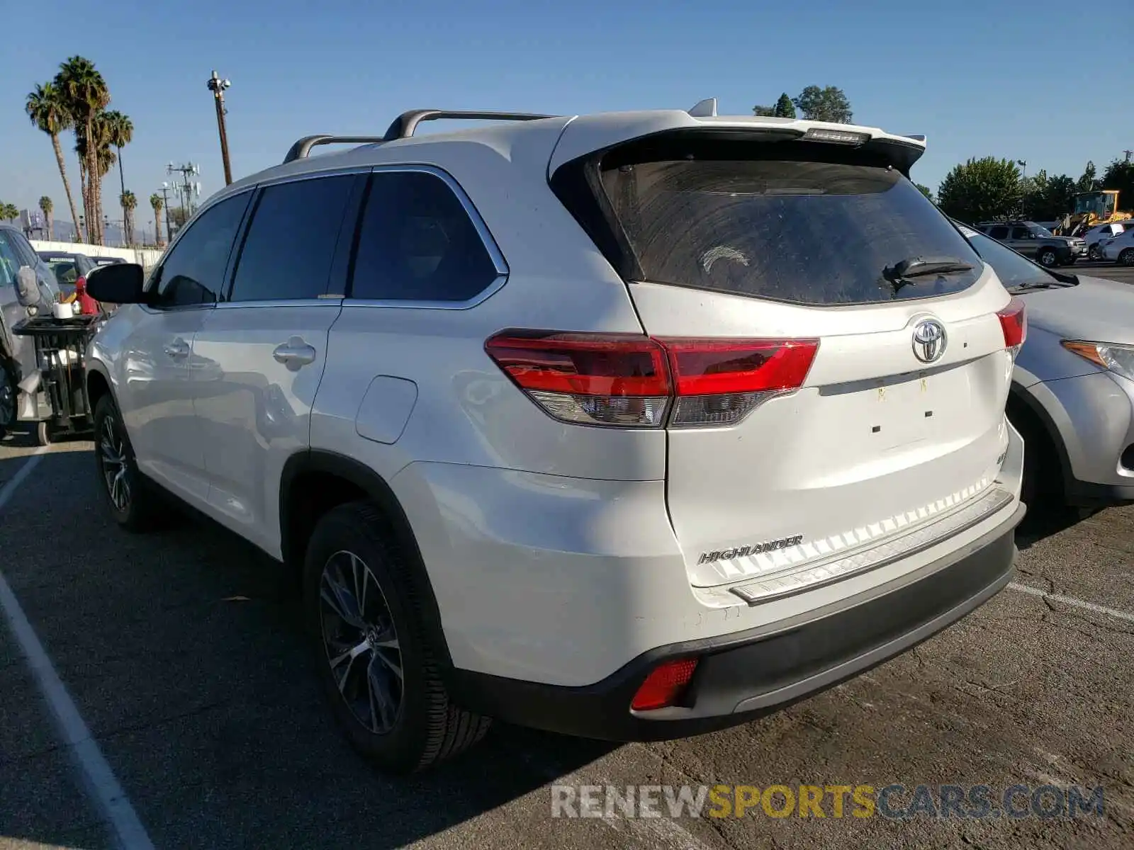 3 Photograph of a damaged car 5TDZZRFH9KS327415 TOYOTA HIGHLANDER 2019