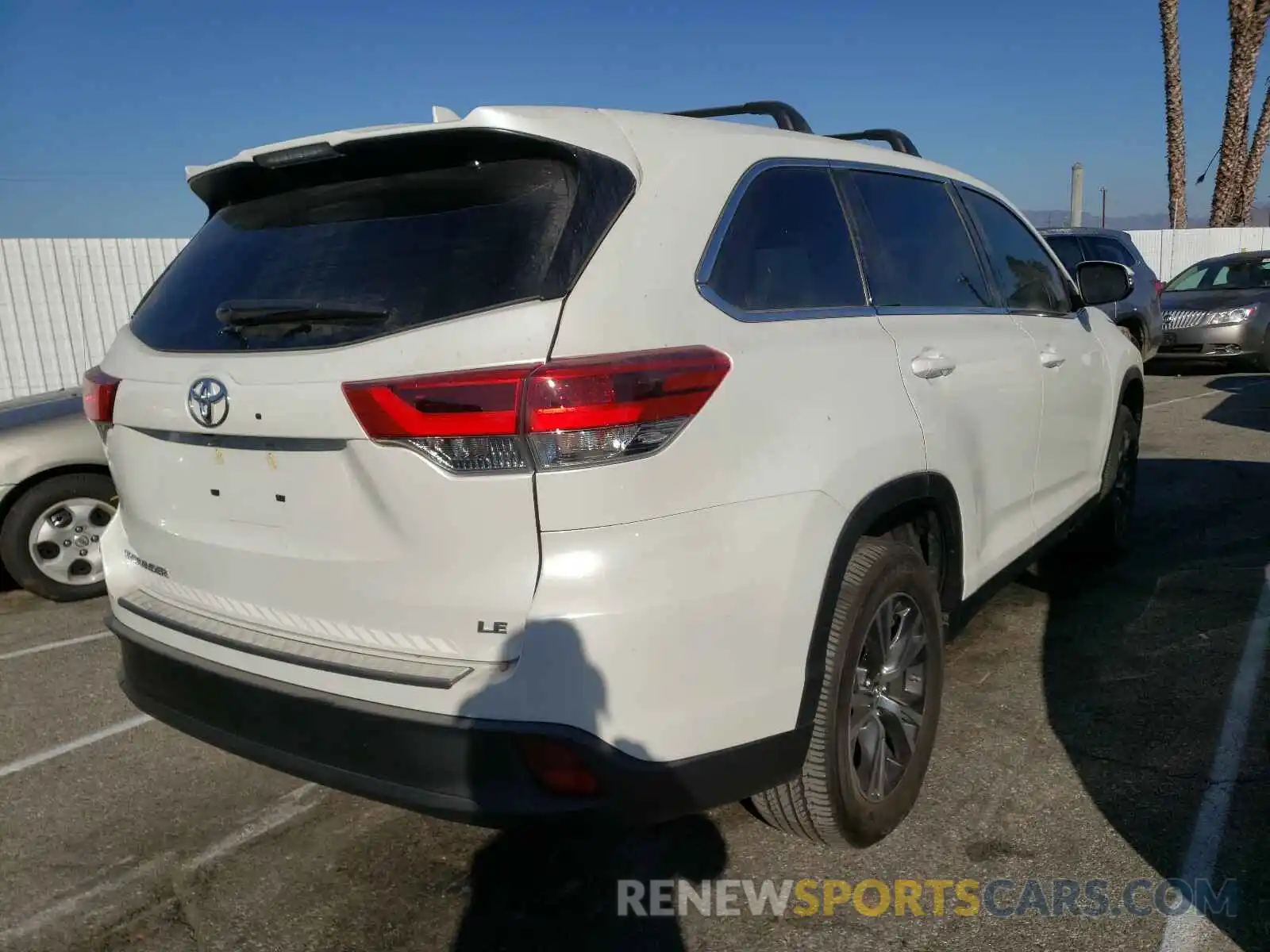 4 Photograph of a damaged car 5TDZZRFH9KS327415 TOYOTA HIGHLANDER 2019