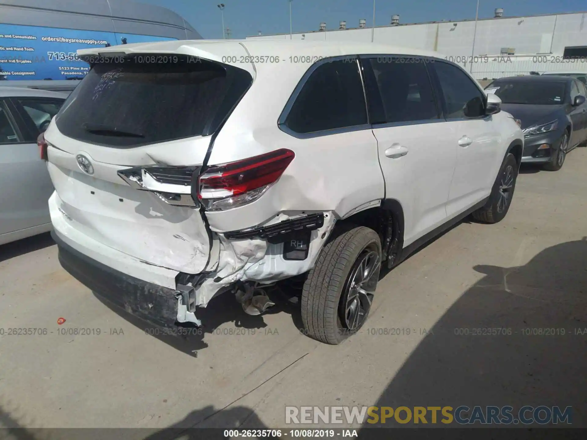 4 Photograph of a damaged car 5TDZZRFH9KS332842 TOYOTA HIGHLANDER 2019