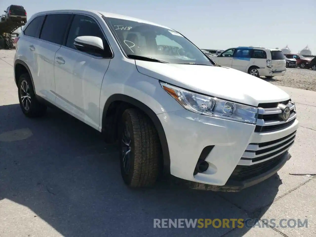 1 Photograph of a damaged car 5TDZZRFH9KS335241 TOYOTA HIGHLANDER 2019