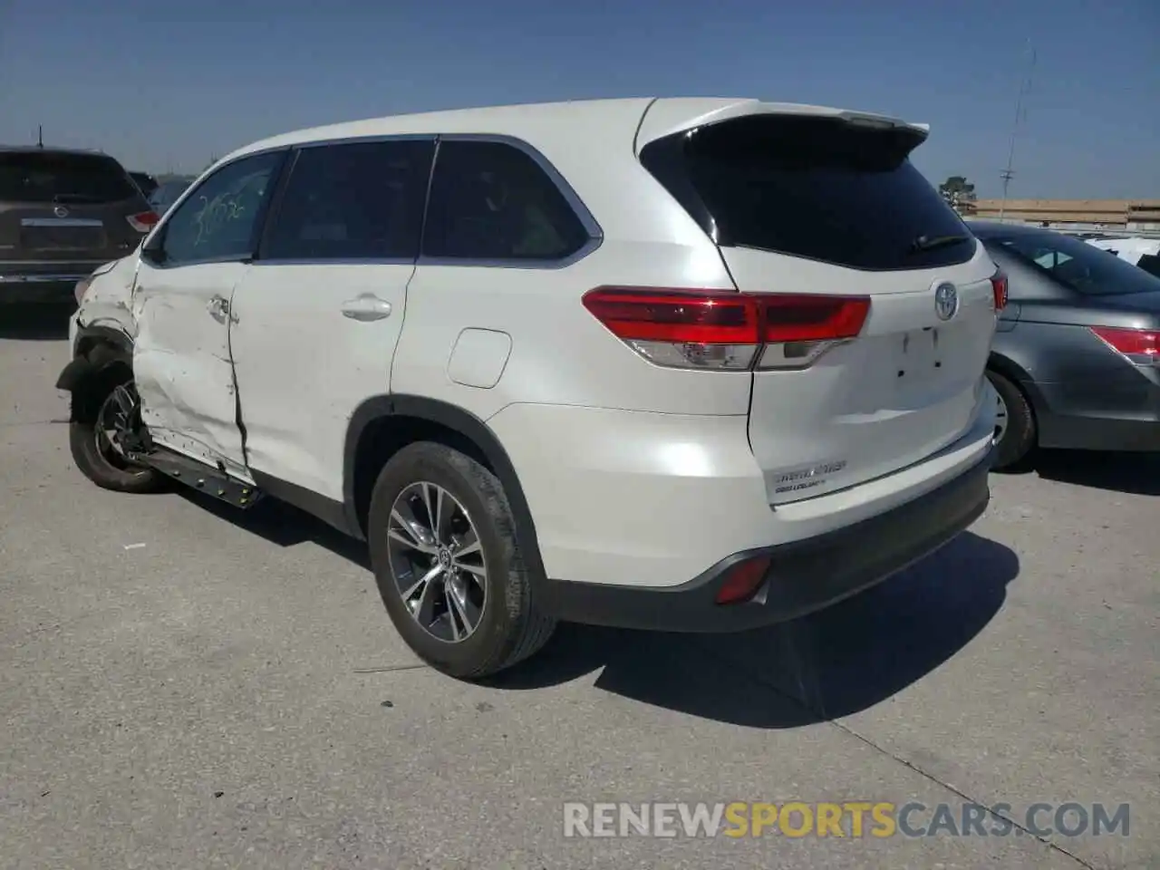 3 Photograph of a damaged car 5TDZZRFH9KS335241 TOYOTA HIGHLANDER 2019