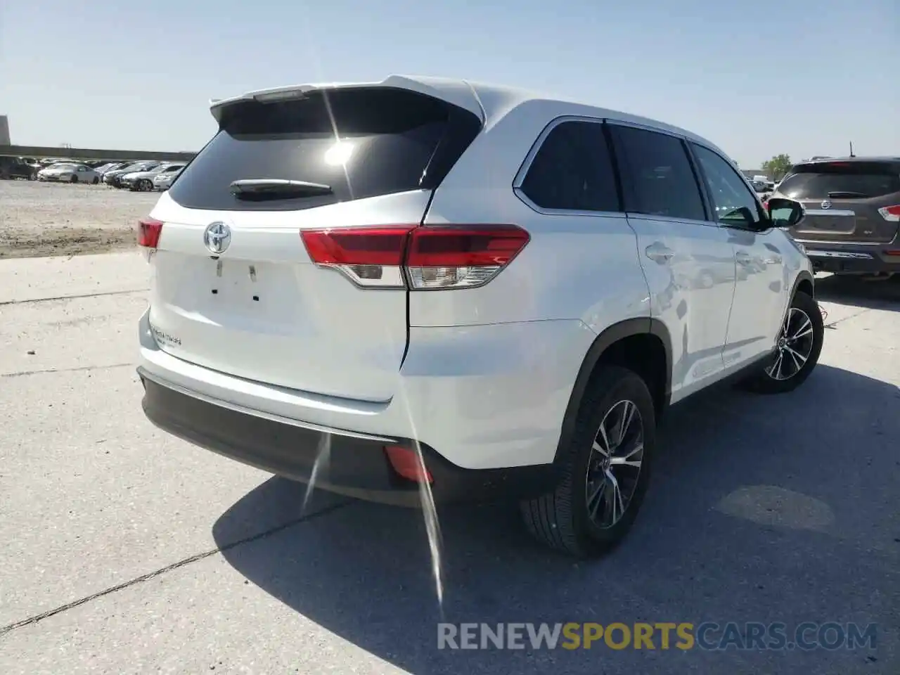 4 Photograph of a damaged car 5TDZZRFH9KS335241 TOYOTA HIGHLANDER 2019