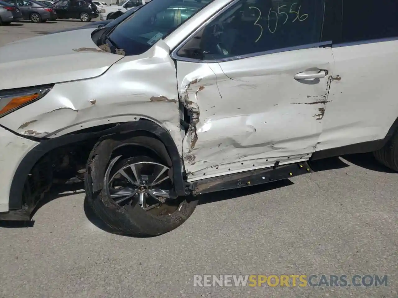 9 Photograph of a damaged car 5TDZZRFH9KS335241 TOYOTA HIGHLANDER 2019