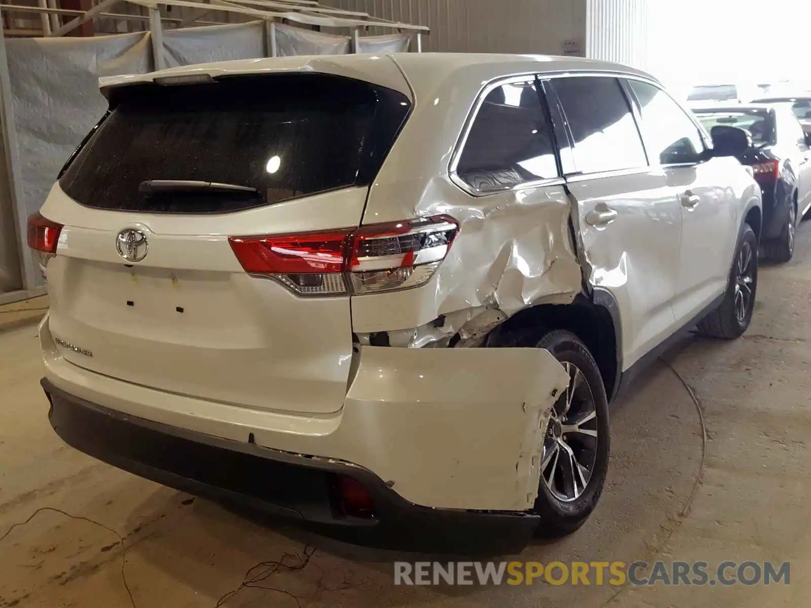 4 Photograph of a damaged car 5TDZZRFH9KS336440 TOYOTA HIGHLANDER 2019