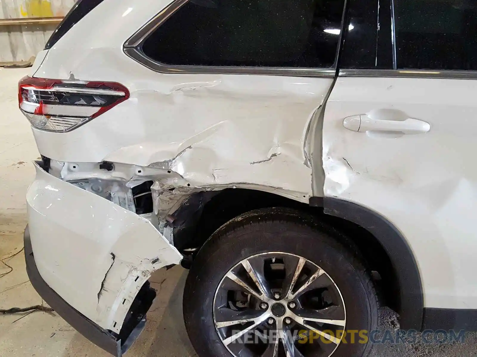 9 Photograph of a damaged car 5TDZZRFH9KS336440 TOYOTA HIGHLANDER 2019