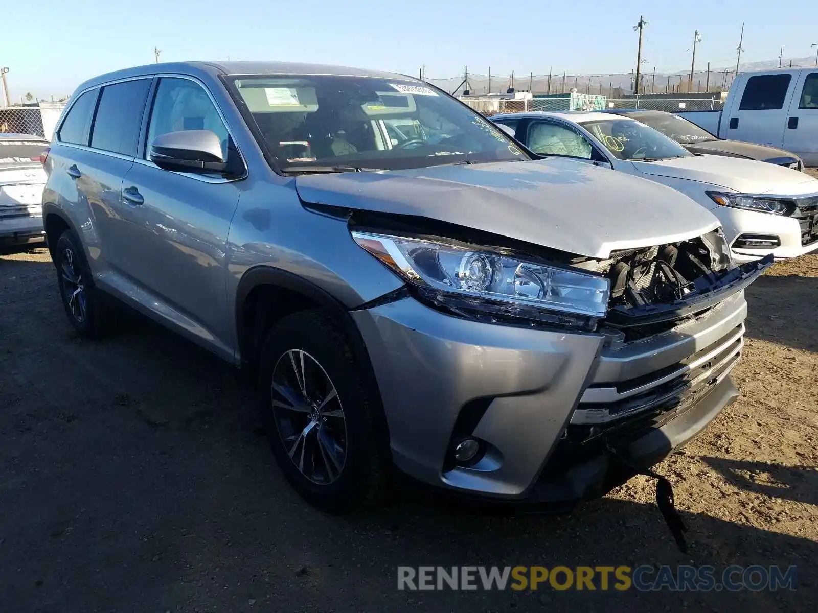 1 Photograph of a damaged car 5TDZZRFH9KS337653 TOYOTA HIGHLANDER 2019