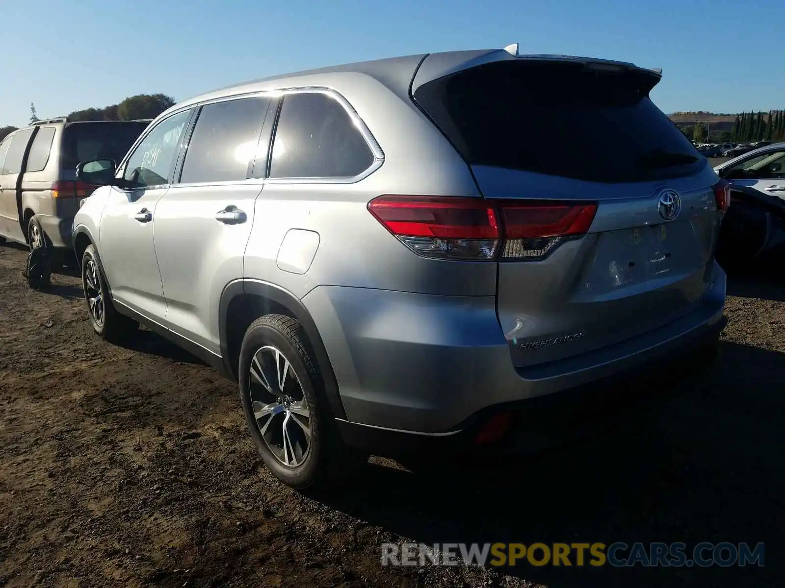 3 Photograph of a damaged car 5TDZZRFH9KS337653 TOYOTA HIGHLANDER 2019