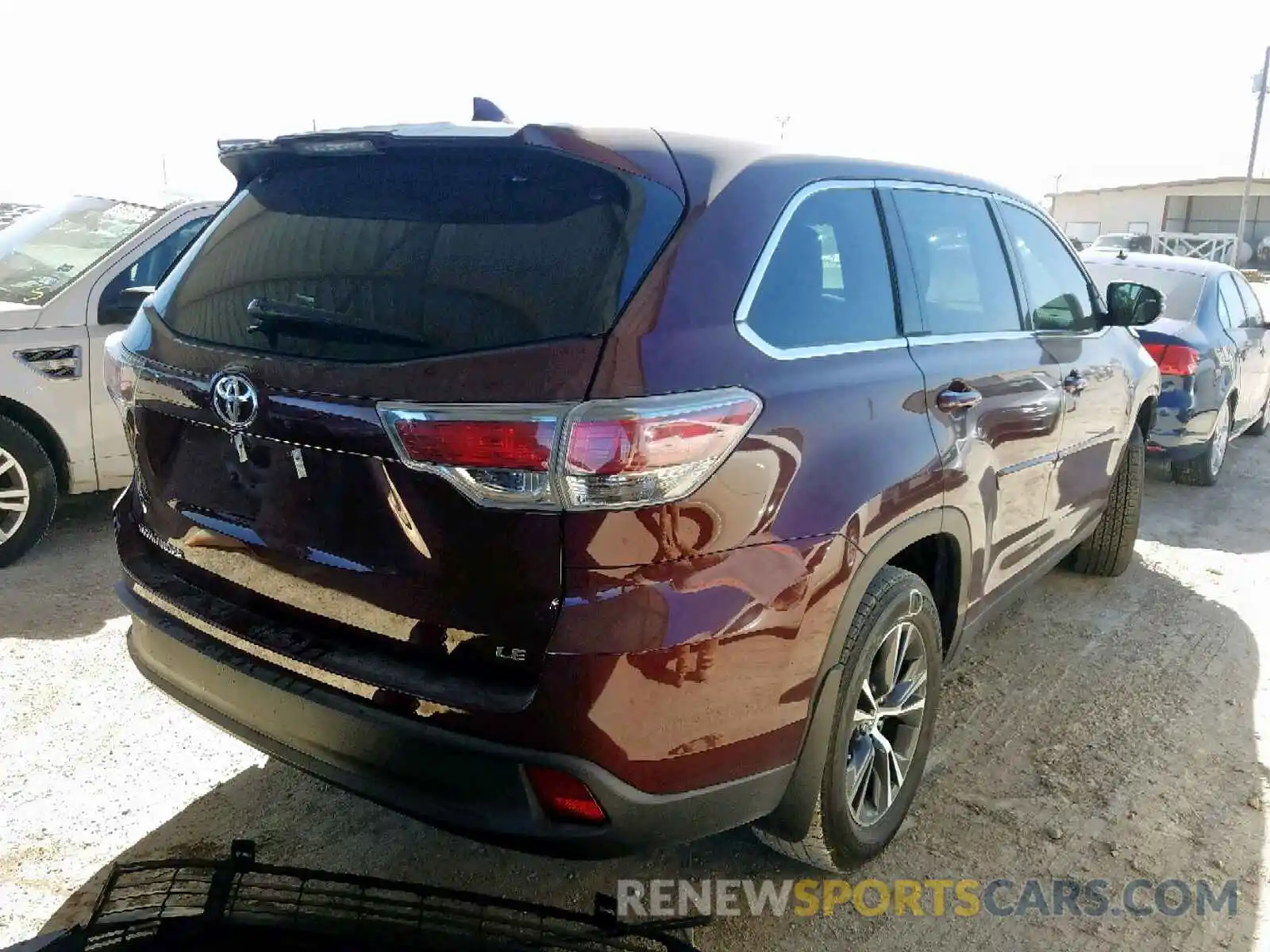 4 Photograph of a damaged car 5TDZZRFH9KS339063 TOYOTA HIGHLANDER 2019