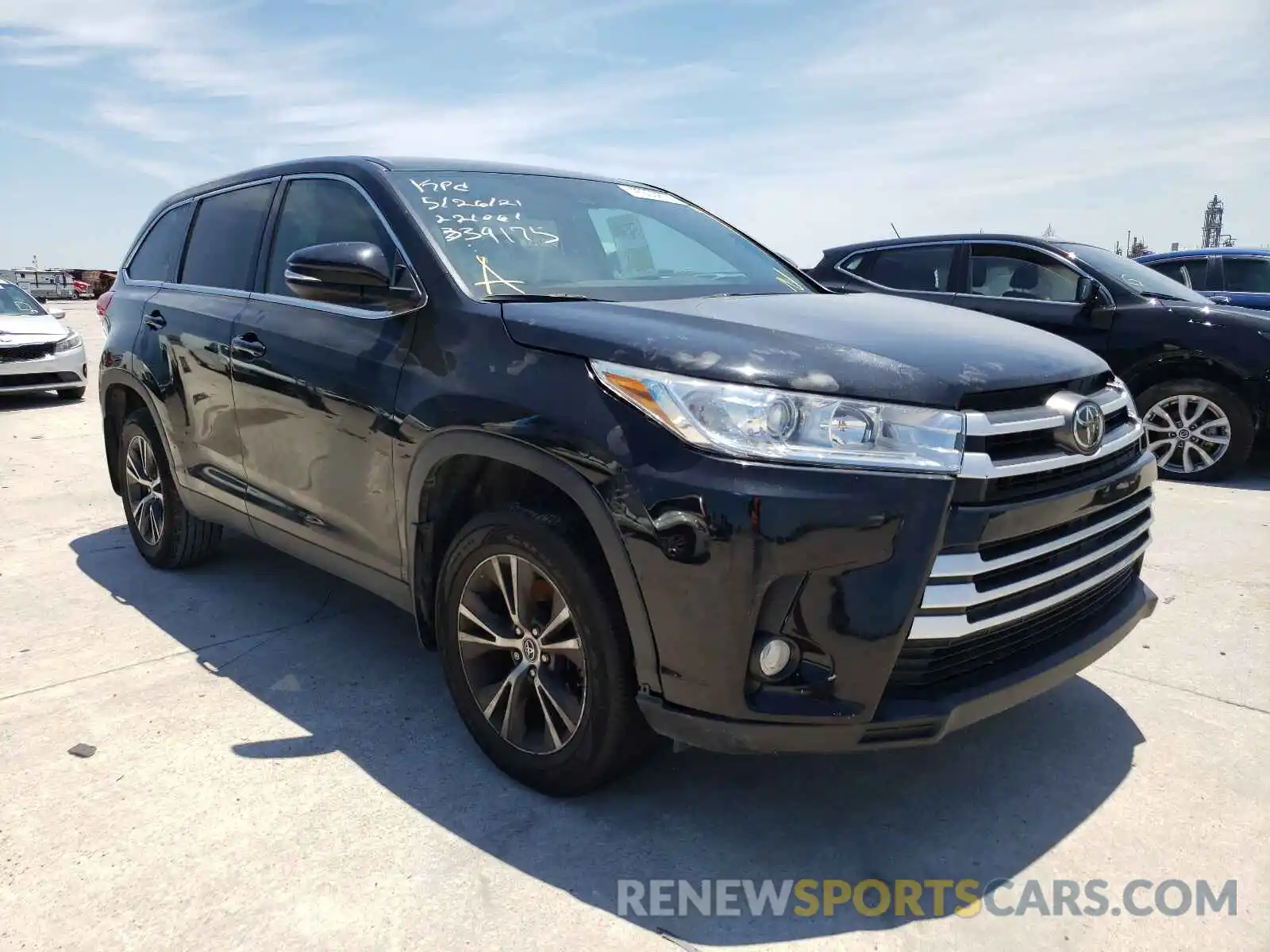 1 Photograph of a damaged car 5TDZZRFH9KS339175 TOYOTA HIGHLANDER 2019