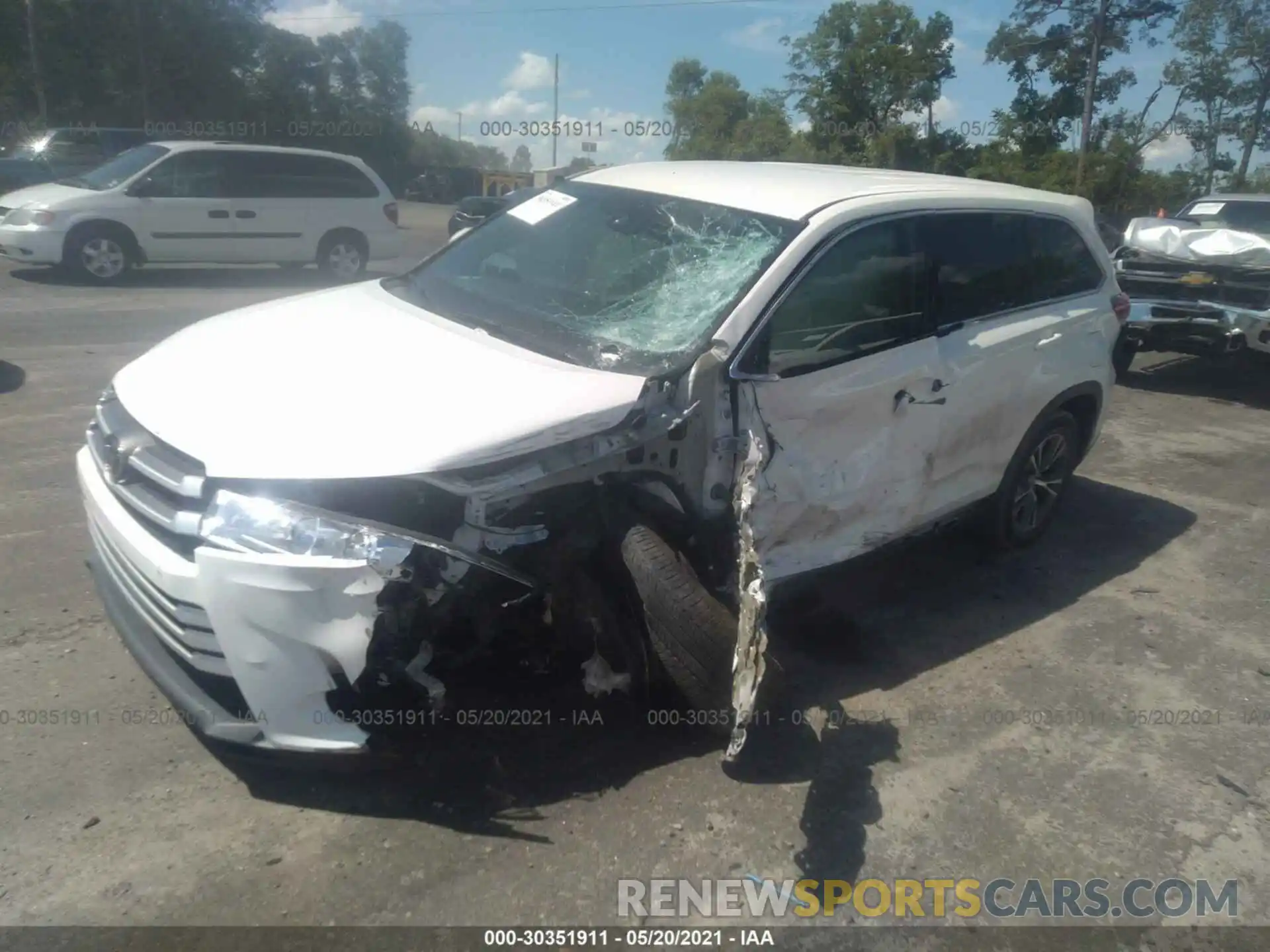 2 Photograph of a damaged car 5TDZZRFH9KS339581 TOYOTA HIGHLANDER 2019