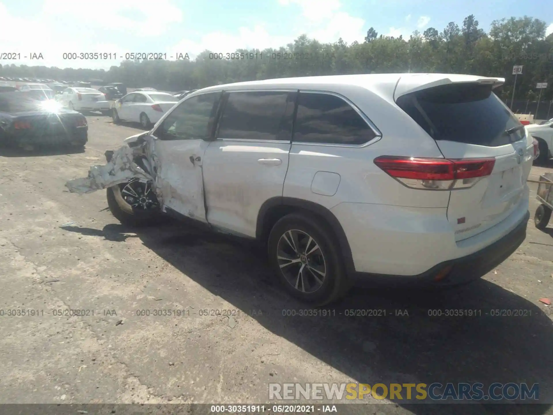 3 Photograph of a damaged car 5TDZZRFH9KS339581 TOYOTA HIGHLANDER 2019