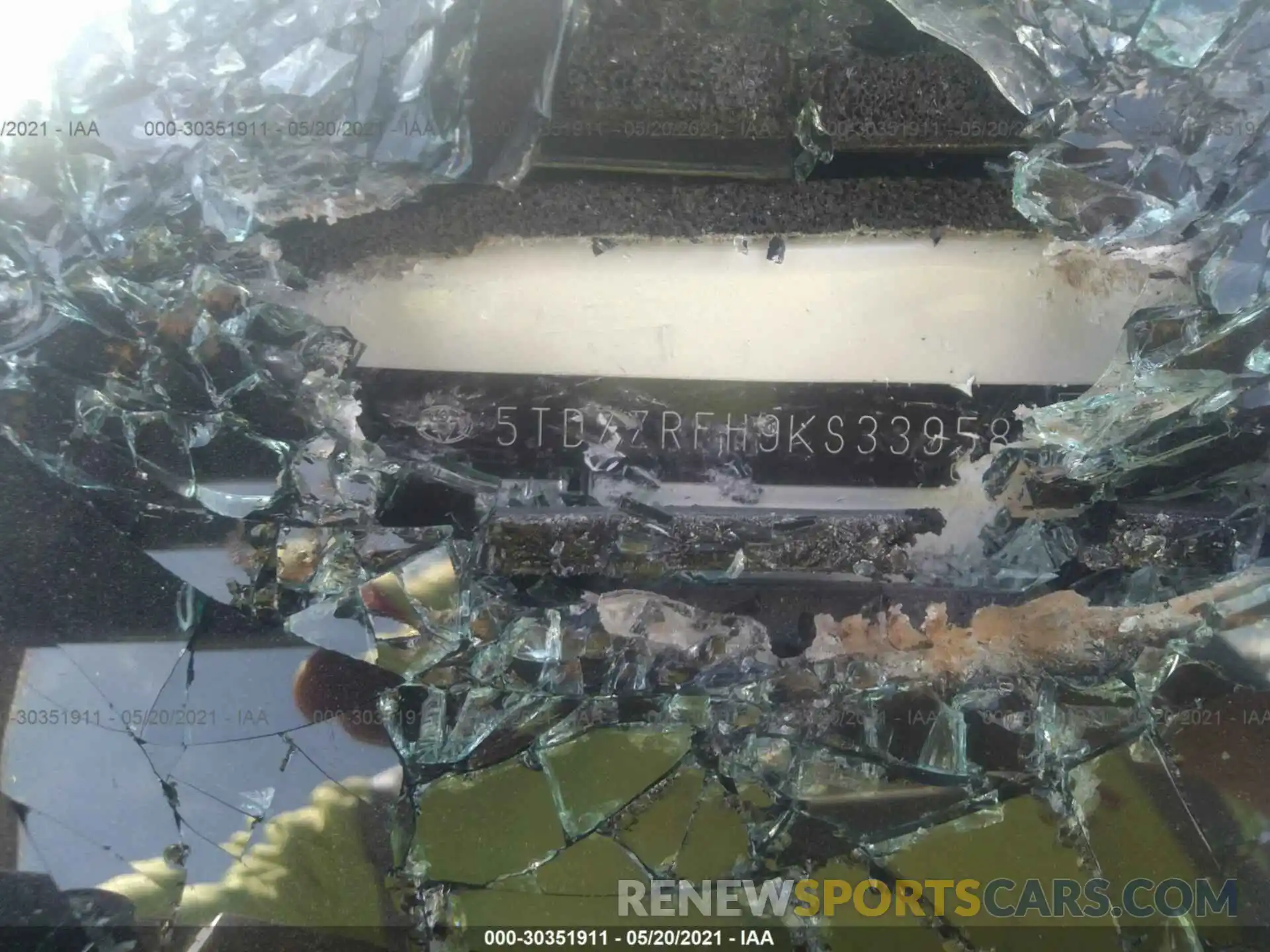 9 Photograph of a damaged car 5TDZZRFH9KS339581 TOYOTA HIGHLANDER 2019