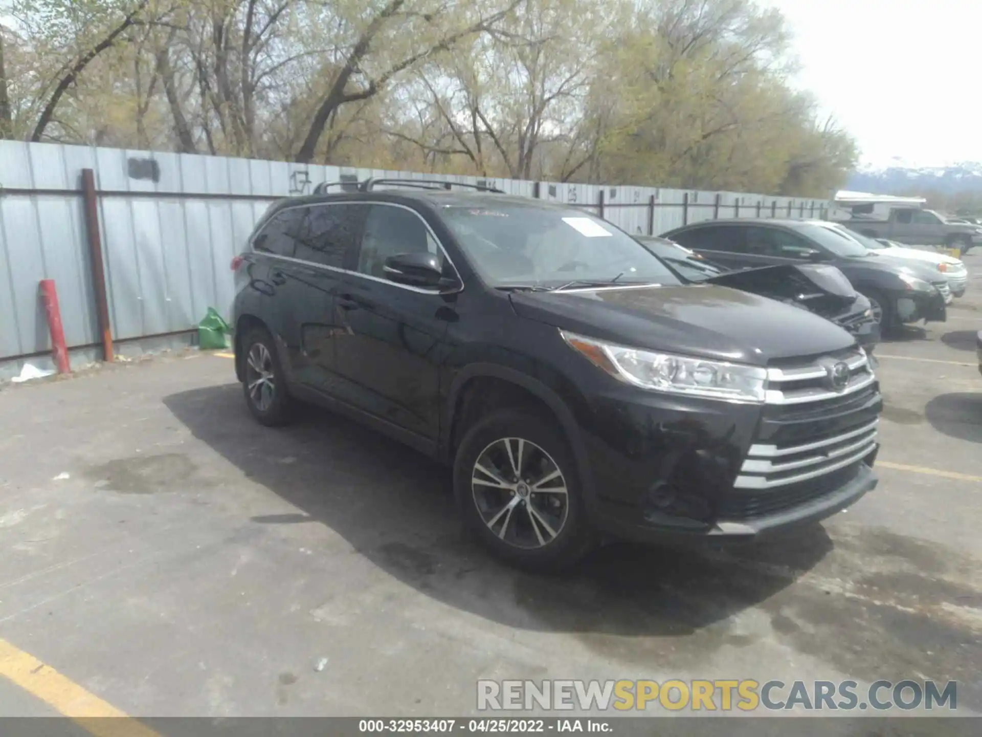 1 Photograph of a damaged car 5TDZZRFH9KS341685 TOYOTA HIGHLANDER 2019