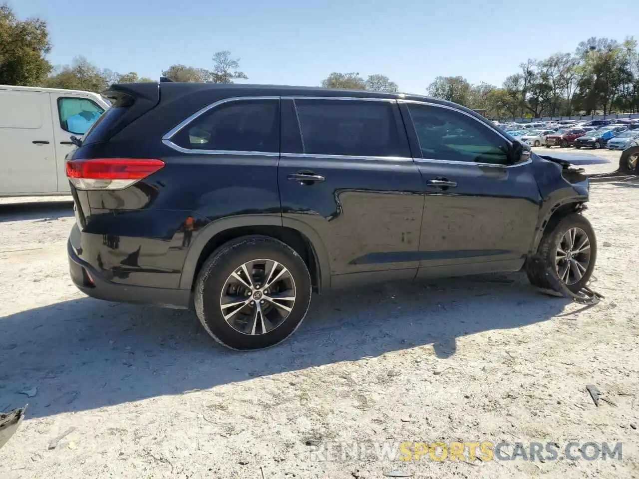 3 Photograph of a damaged car 5TDZZRFH9KS345980 TOYOTA HIGHLANDER 2019