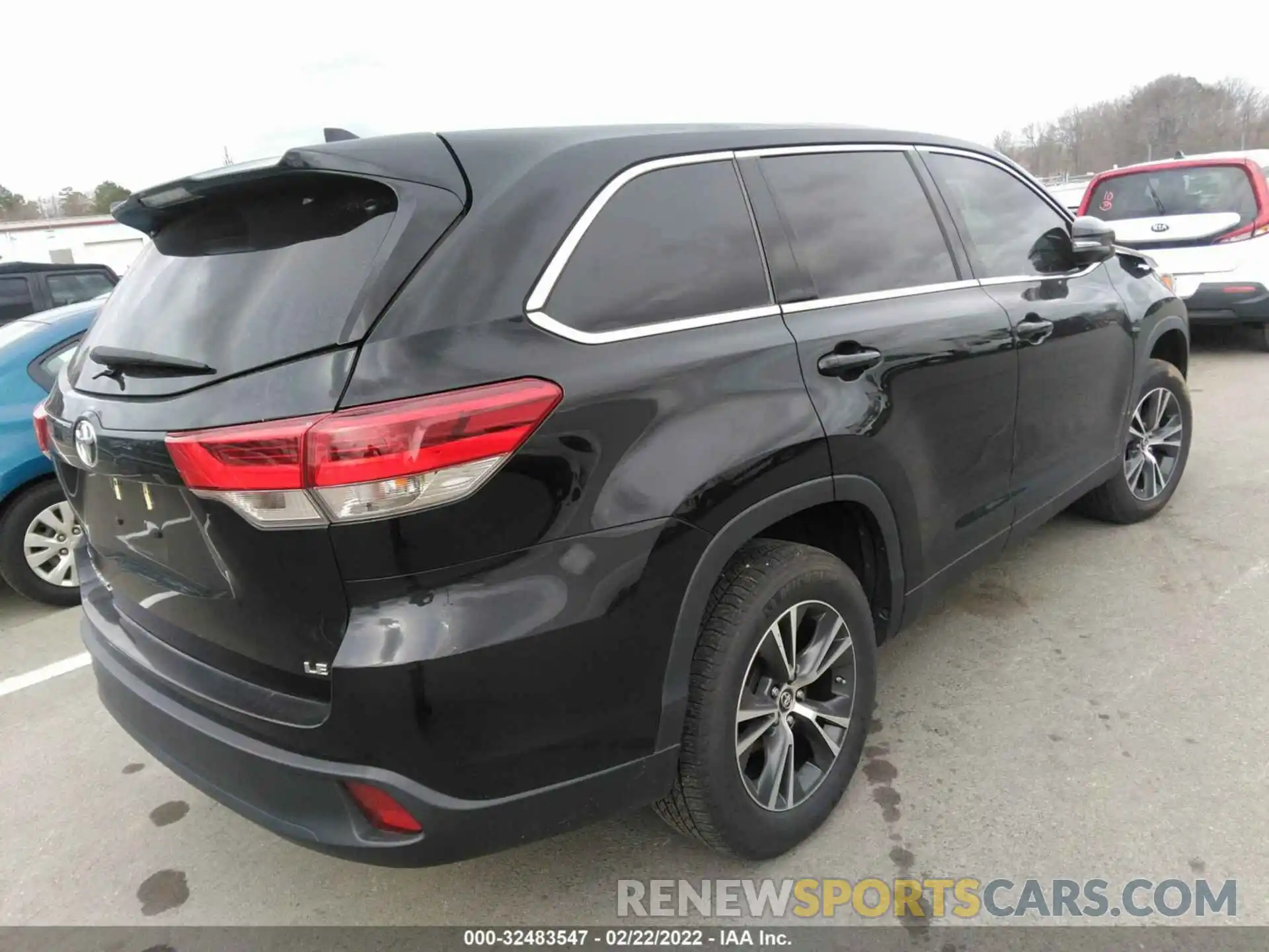 4 Photograph of a damaged car 5TDZZRFH9KS349933 TOYOTA HIGHLANDER 2019