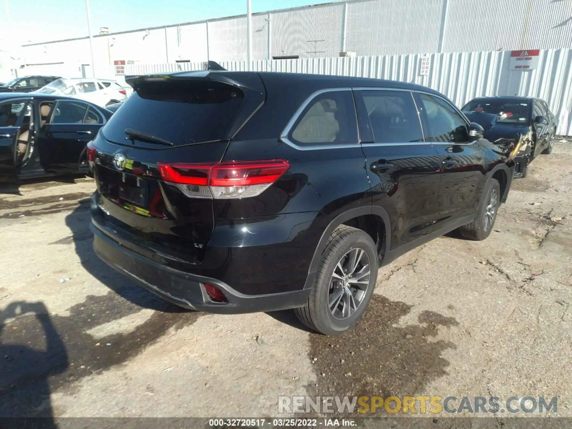 4 Photograph of a damaged car 5TDZZRFH9KS351990 TOYOTA HIGHLANDER 2019