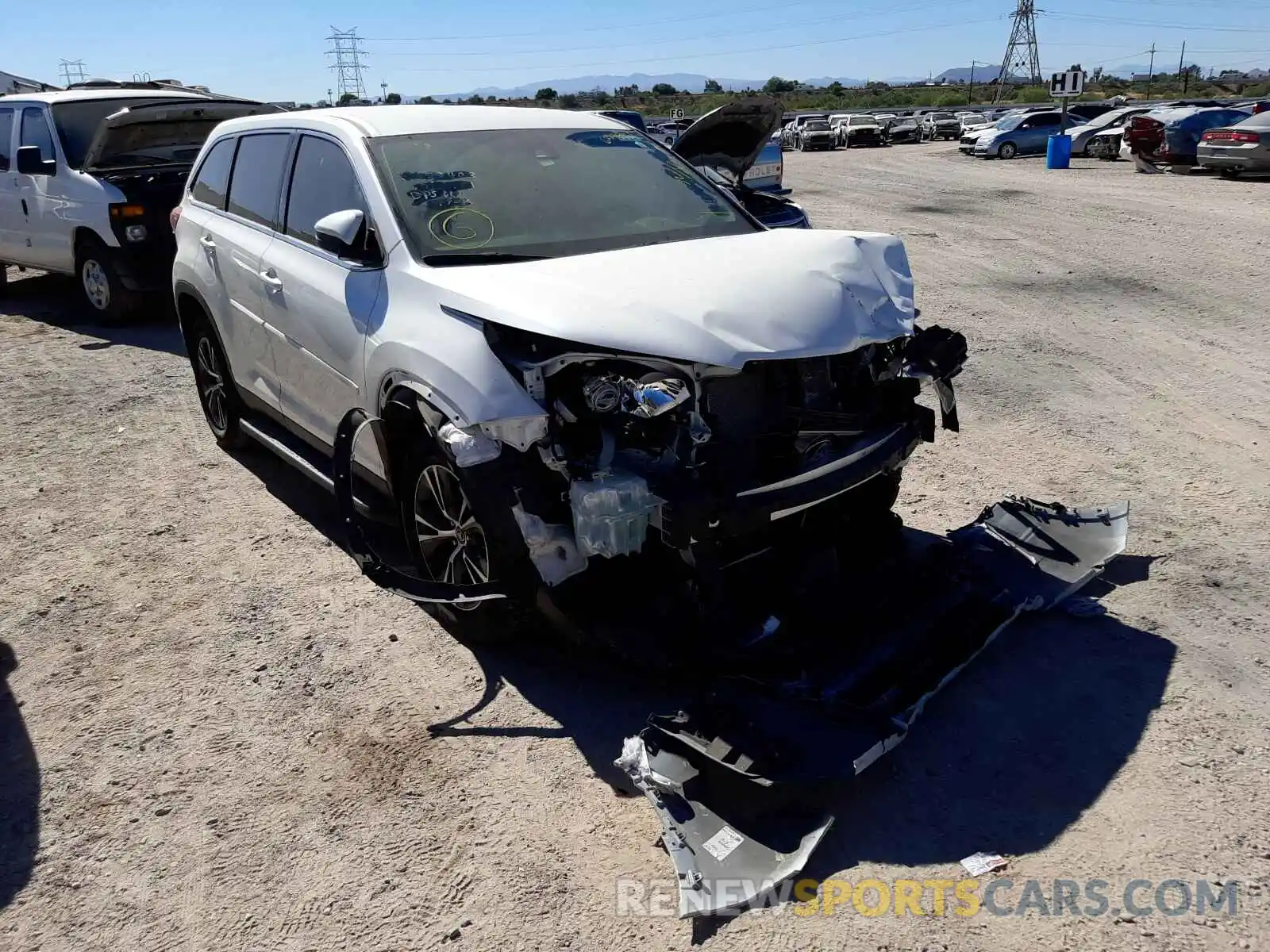 1 Photograph of a damaged car 5TDZZRFH9KS360866 TOYOTA HIGHLANDER 2019