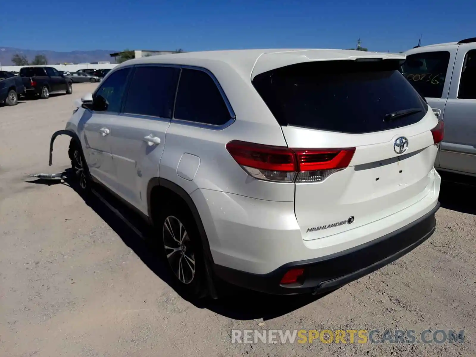 3 Photograph of a damaged car 5TDZZRFH9KS360866 TOYOTA HIGHLANDER 2019