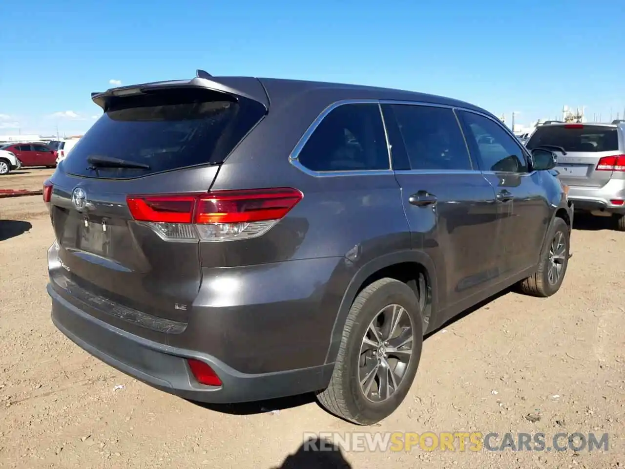 4 Photograph of a damaged car 5TDZZRFH9KS361791 TOYOTA HIGHLANDER 2019