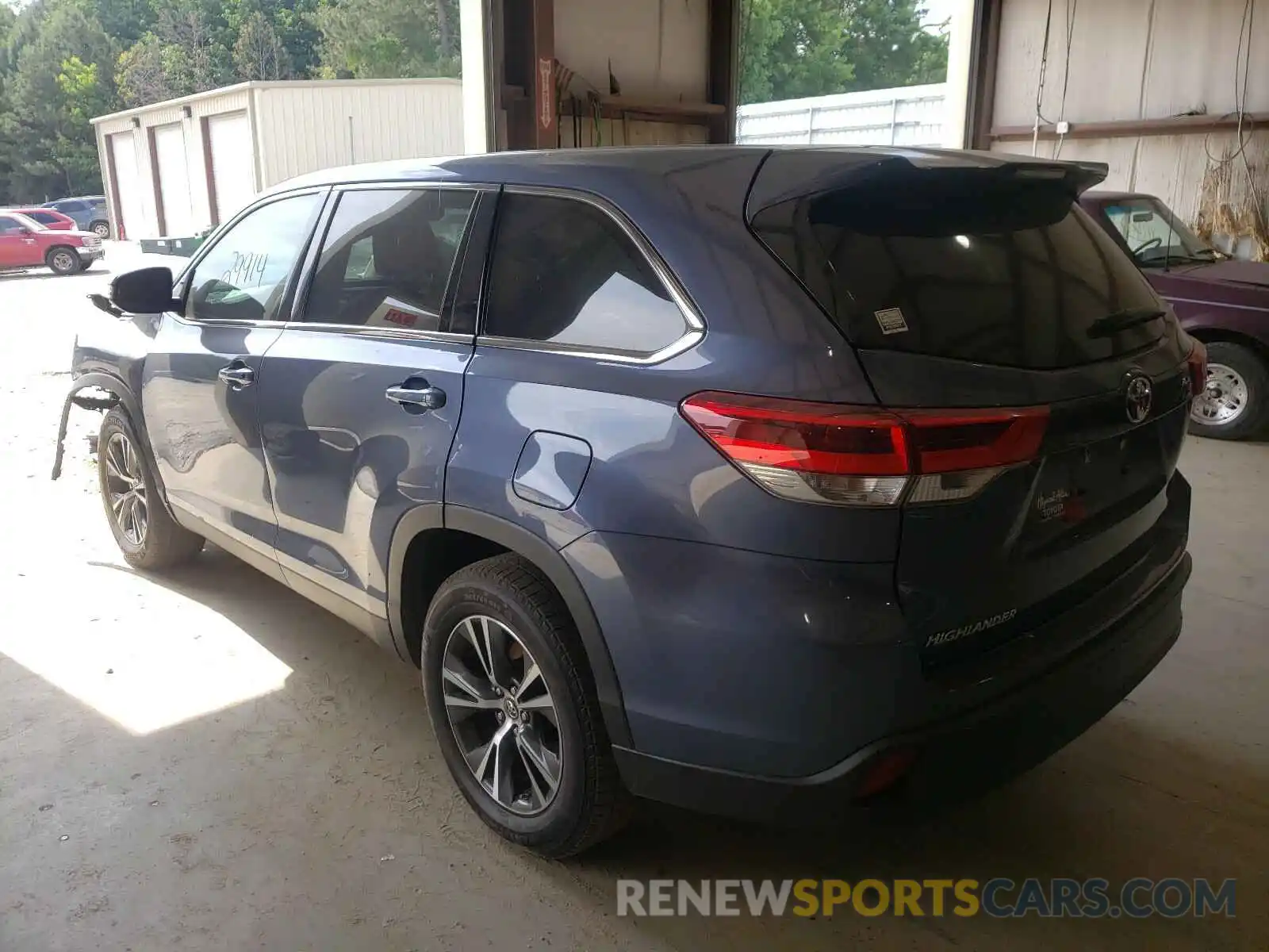 3 Photograph of a damaged car 5TDZZRFH9KS363525 TOYOTA HIGHLANDER 2019