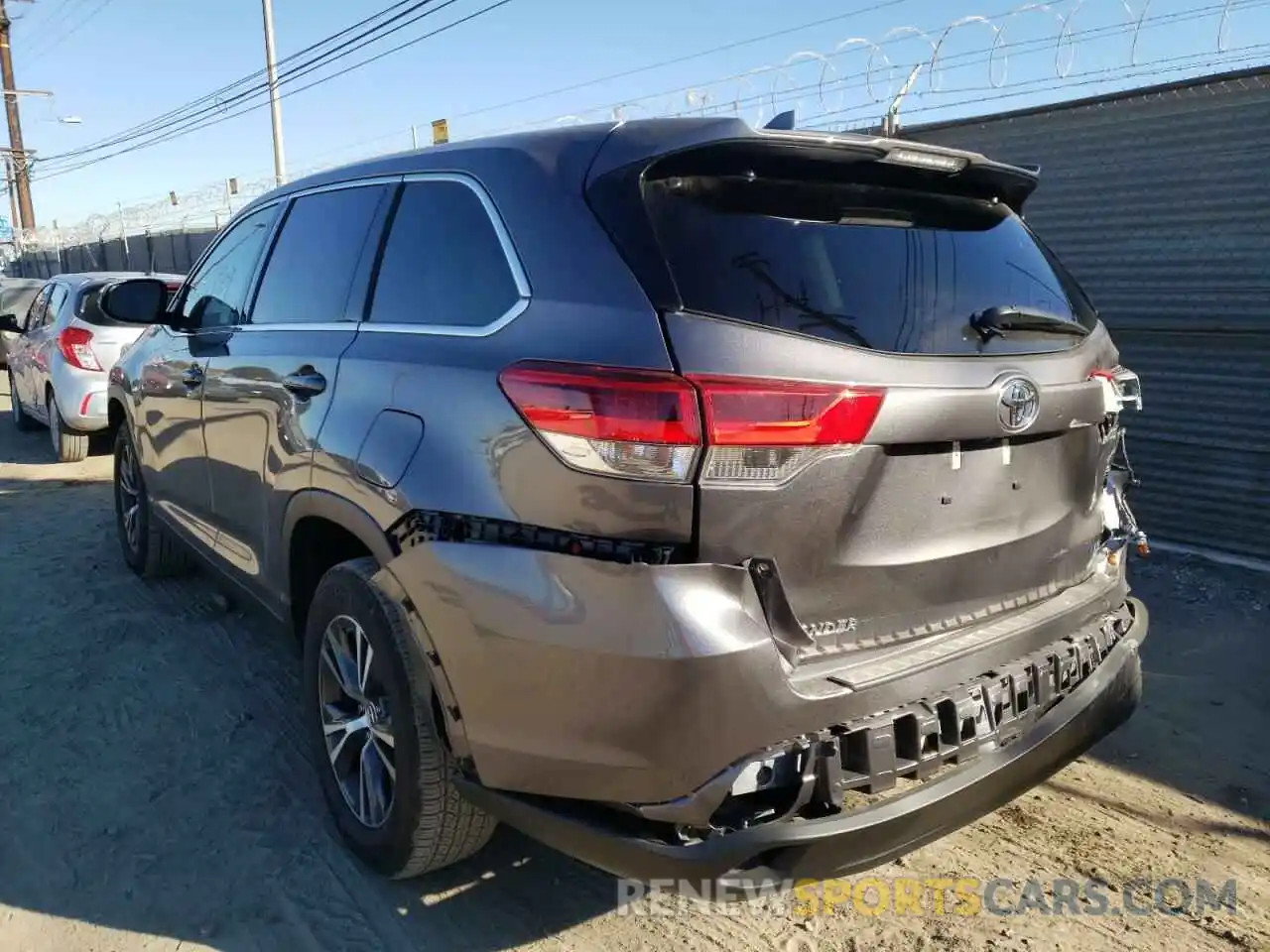 3 Photograph of a damaged car 5TDZZRFH9KS364366 TOYOTA HIGHLANDER 2019