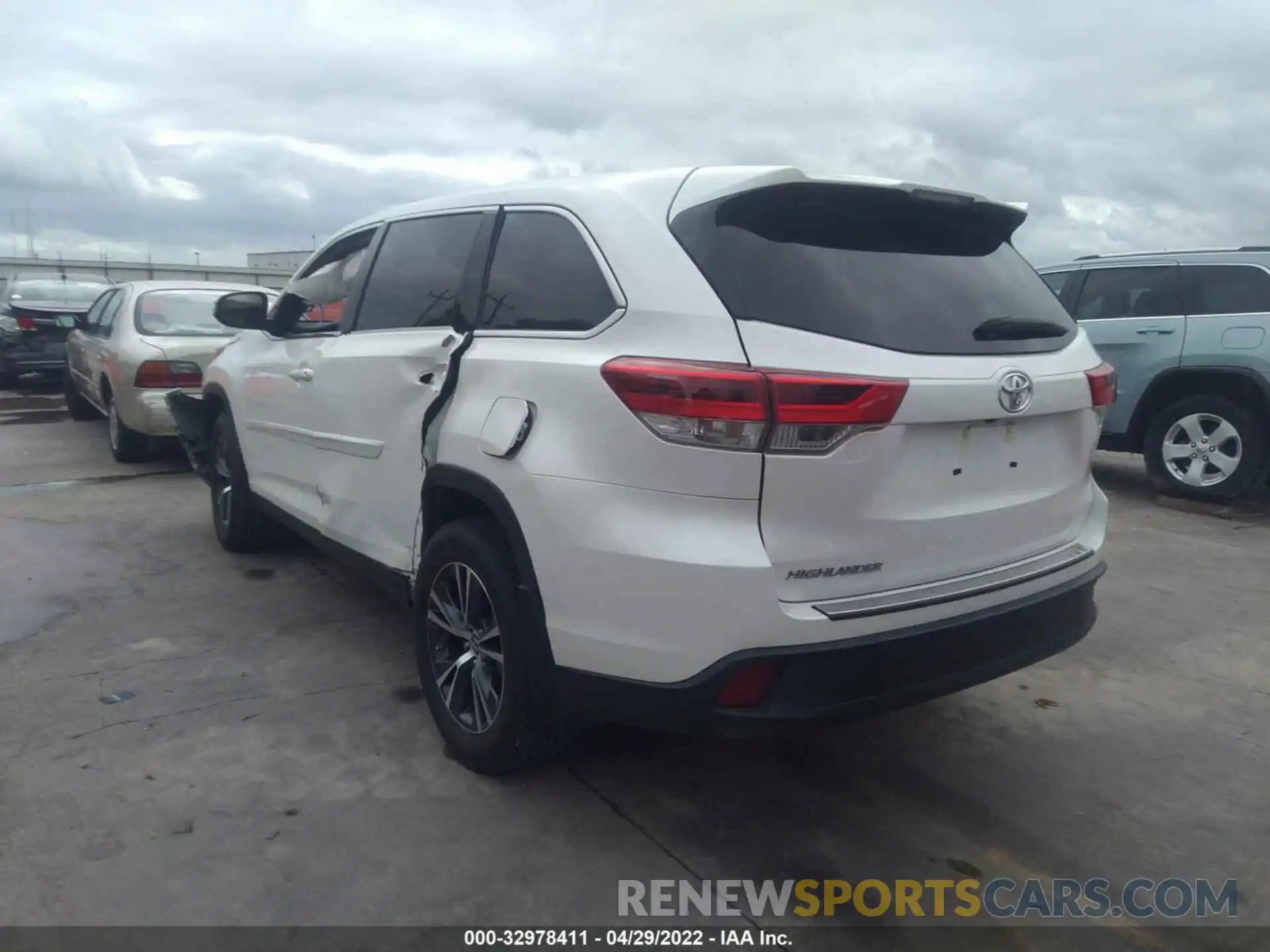 3 Photograph of a damaged car 5TDZZRFH9KS365288 TOYOTA HIGHLANDER 2019