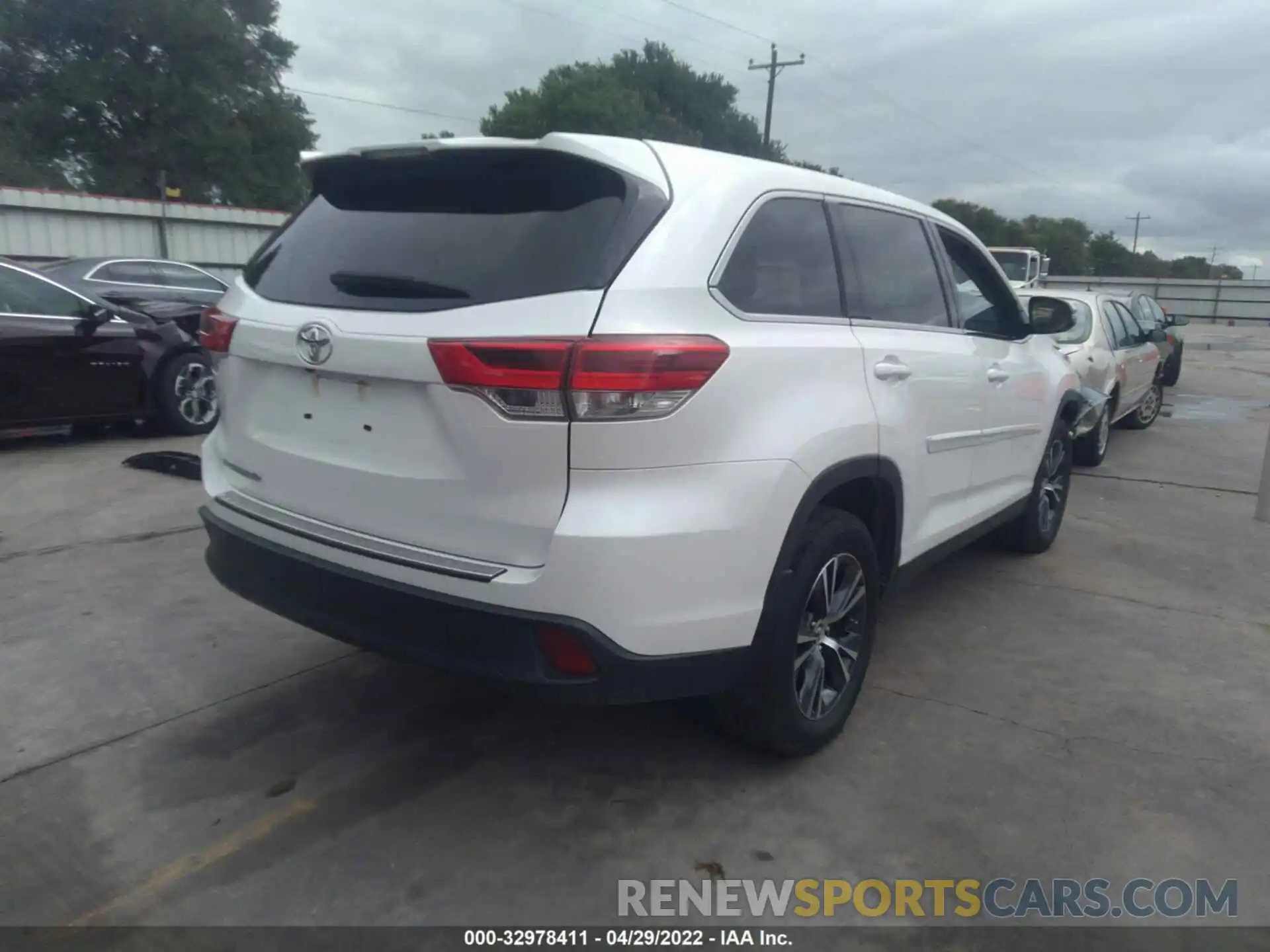 4 Photograph of a damaged car 5TDZZRFH9KS365288 TOYOTA HIGHLANDER 2019