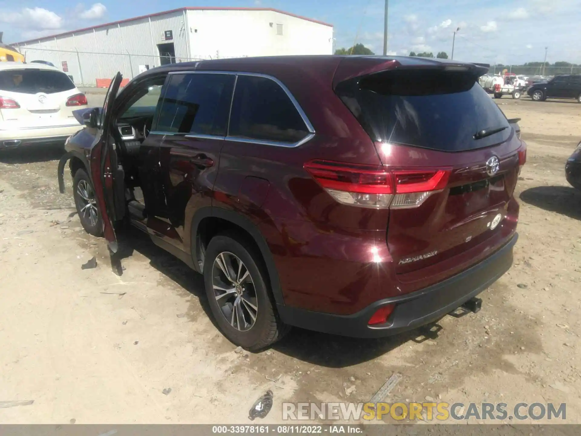 3 Photograph of a damaged car 5TDZZRFH9KS366697 TOYOTA HIGHLANDER 2019