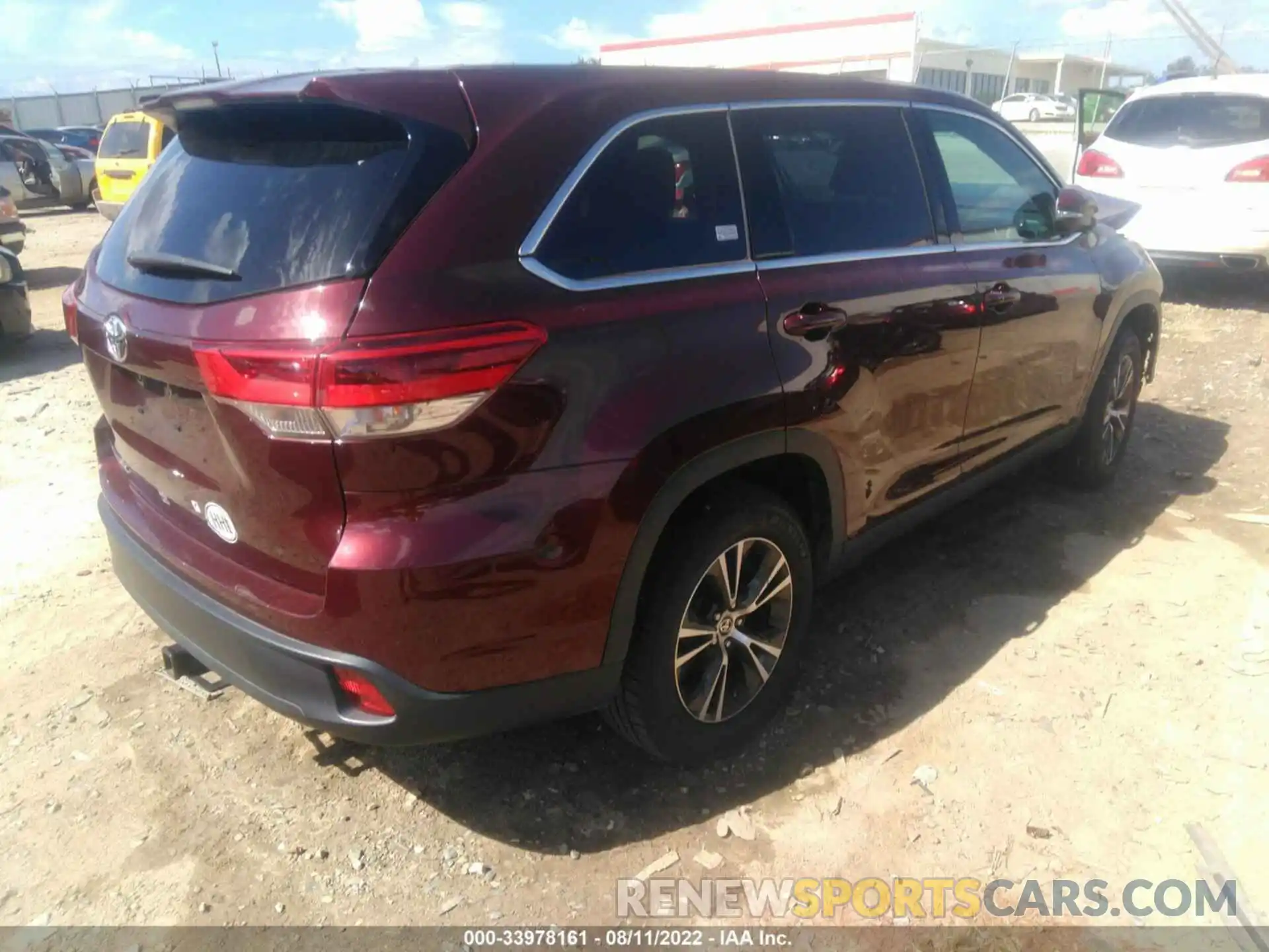 4 Photograph of a damaged car 5TDZZRFH9KS366697 TOYOTA HIGHLANDER 2019