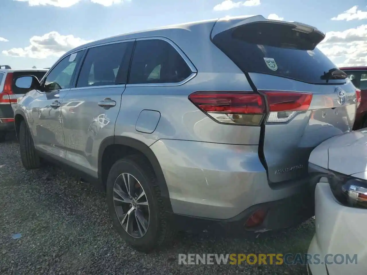 3 Photograph of a damaged car 5TDZZRFH9KS369468 TOYOTA HIGHLANDER 2019