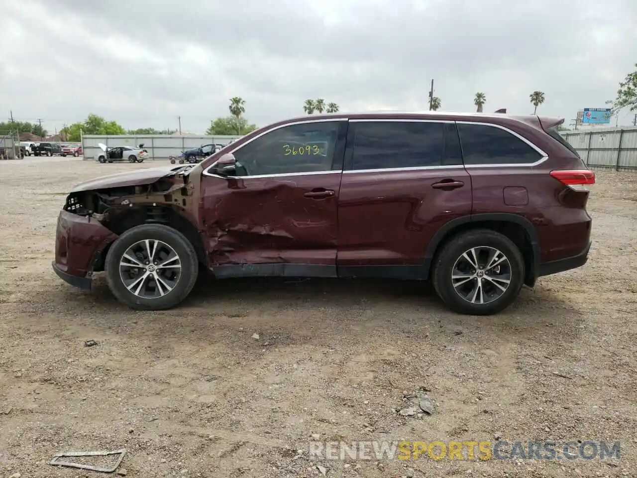 9 Photograph of a damaged car 5TDZZRFH9KS369518 TOYOTA HIGHLANDER 2019