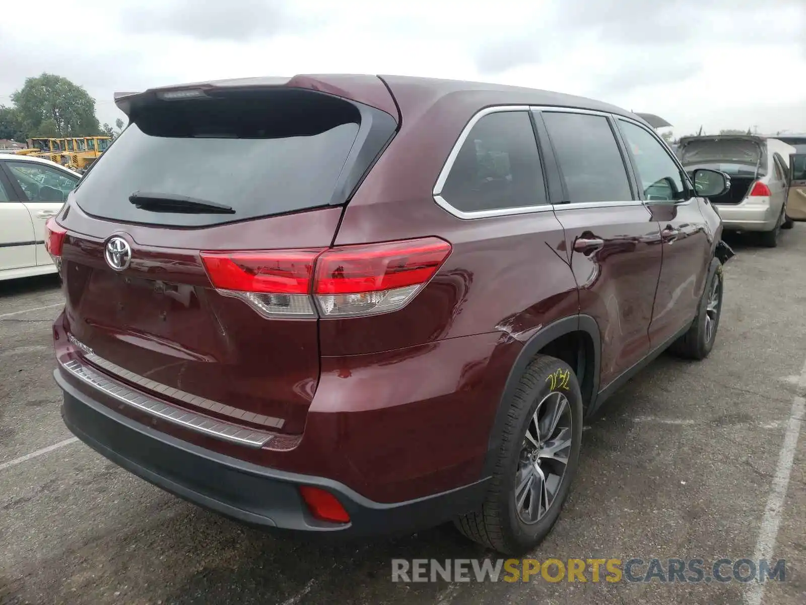 4 Photograph of a damaged car 5TDZZRFH9KS370409 TOYOTA HIGHLANDER 2019