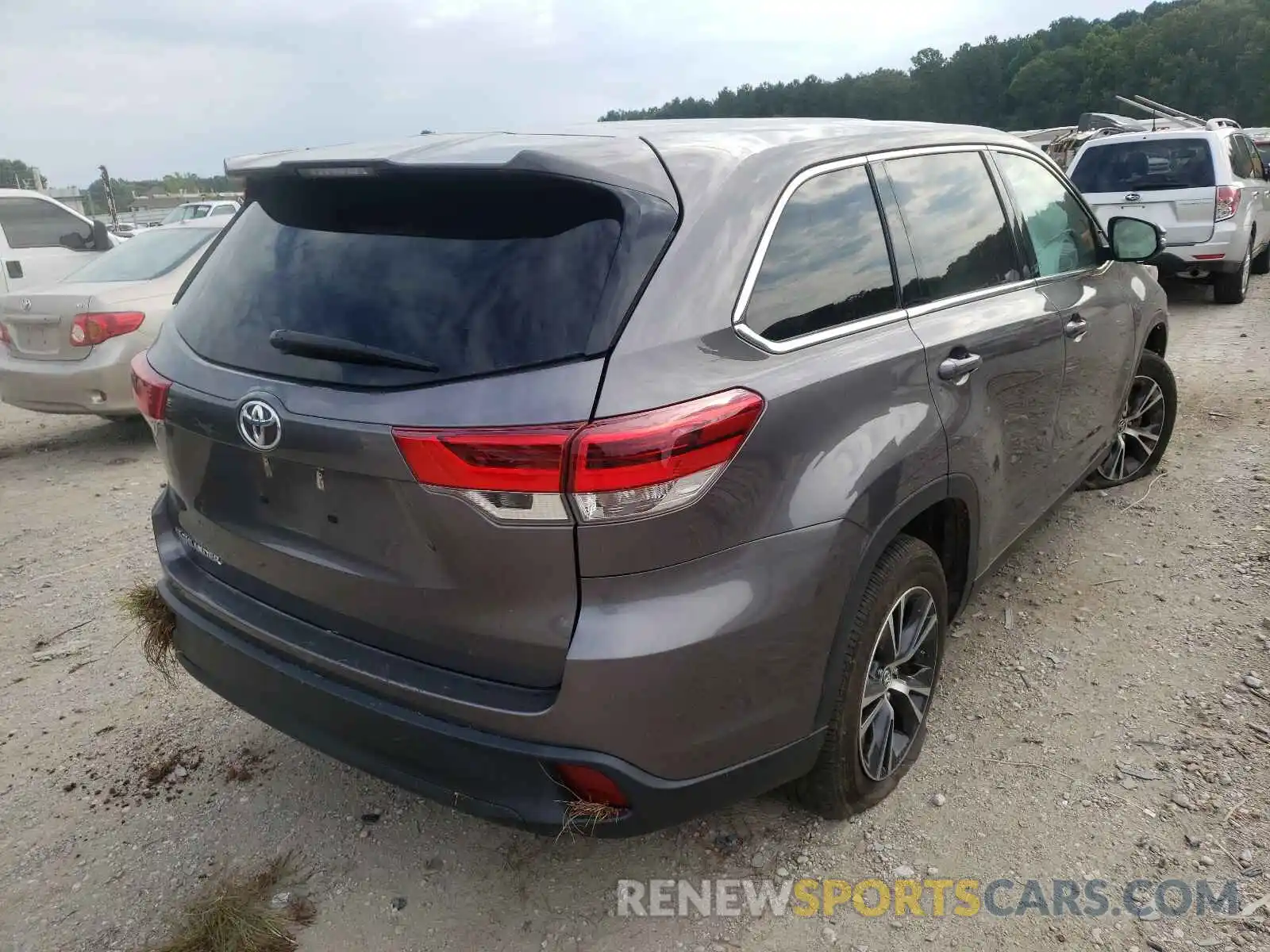 4 Photograph of a damaged car 5TDZZRFHXKS289239 TOYOTA HIGHLANDER 2019