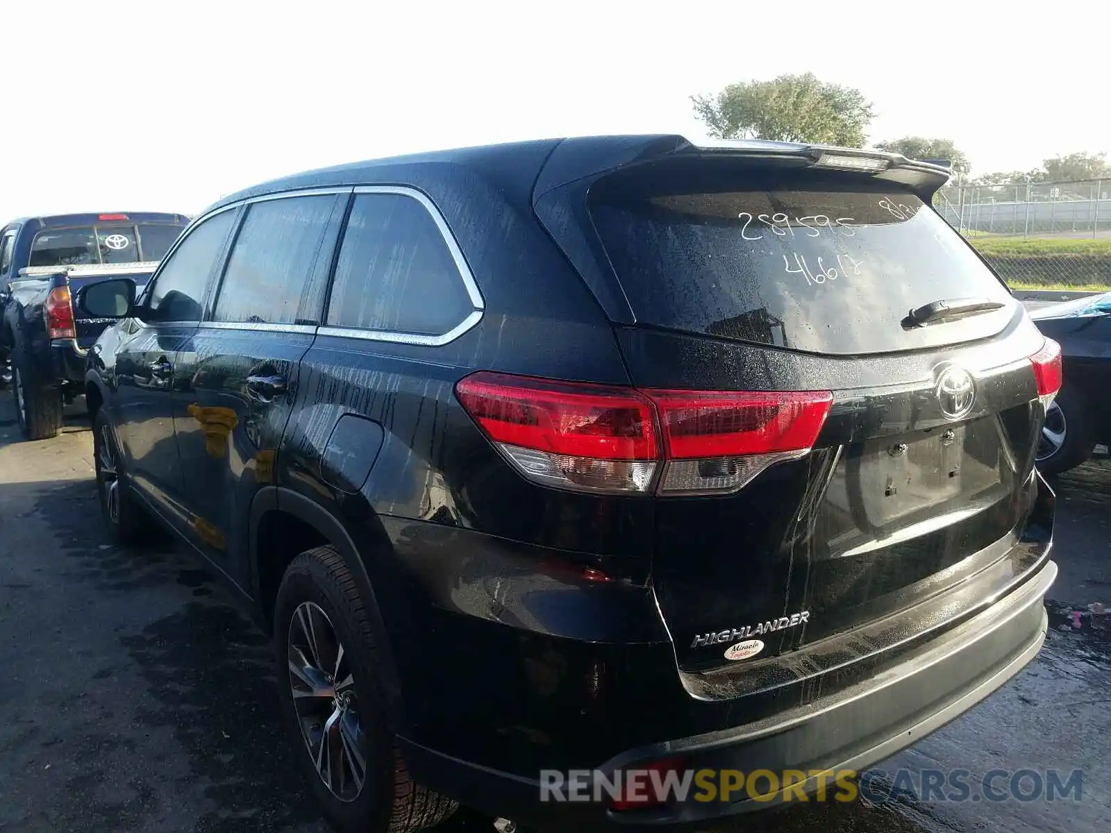 3 Photograph of a damaged car 5TDZZRFHXKS289595 TOYOTA HIGHLANDER 2019