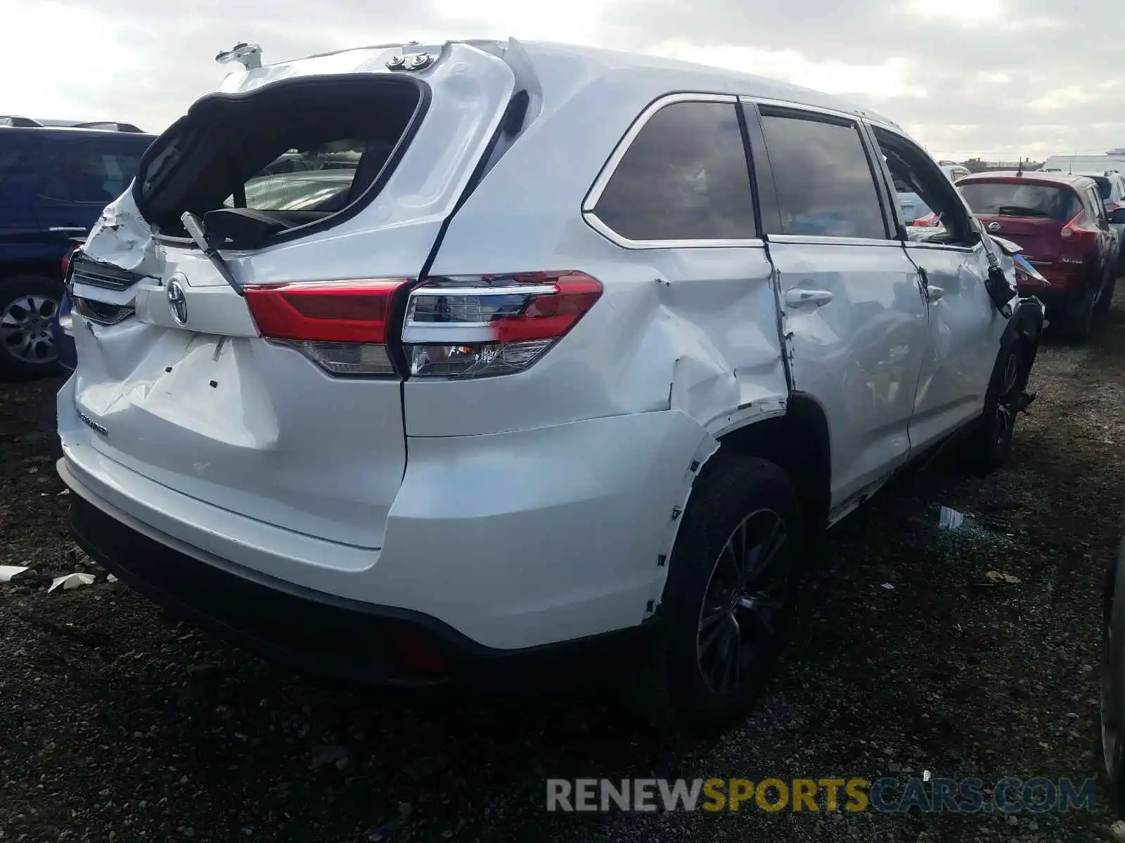 4 Photograph of a damaged car 5TDZZRFHXKS293601 TOYOTA HIGHLANDER 2019