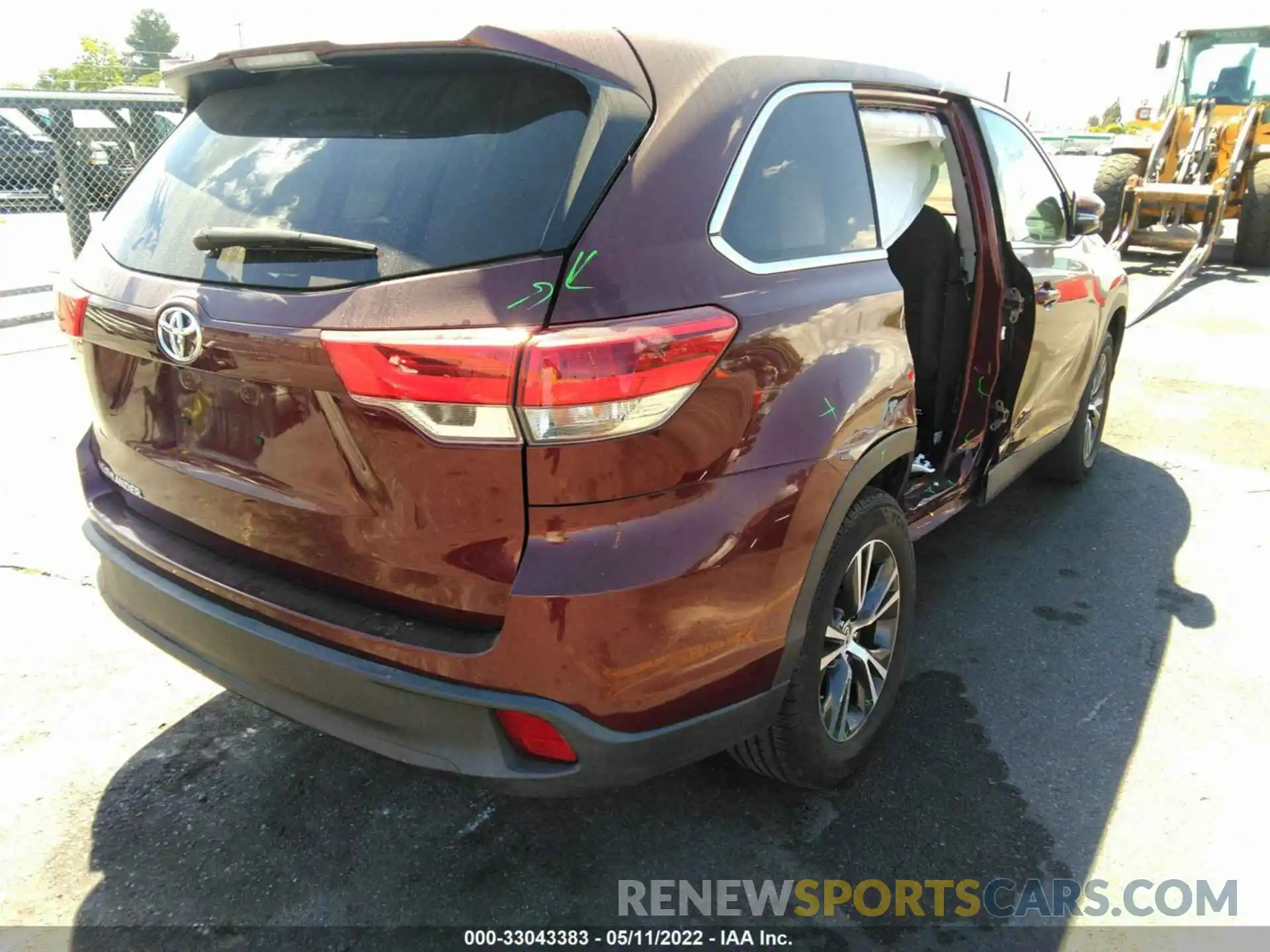 4 Photograph of a damaged car 5TDZZRFHXKS295168 TOYOTA HIGHLANDER 2019