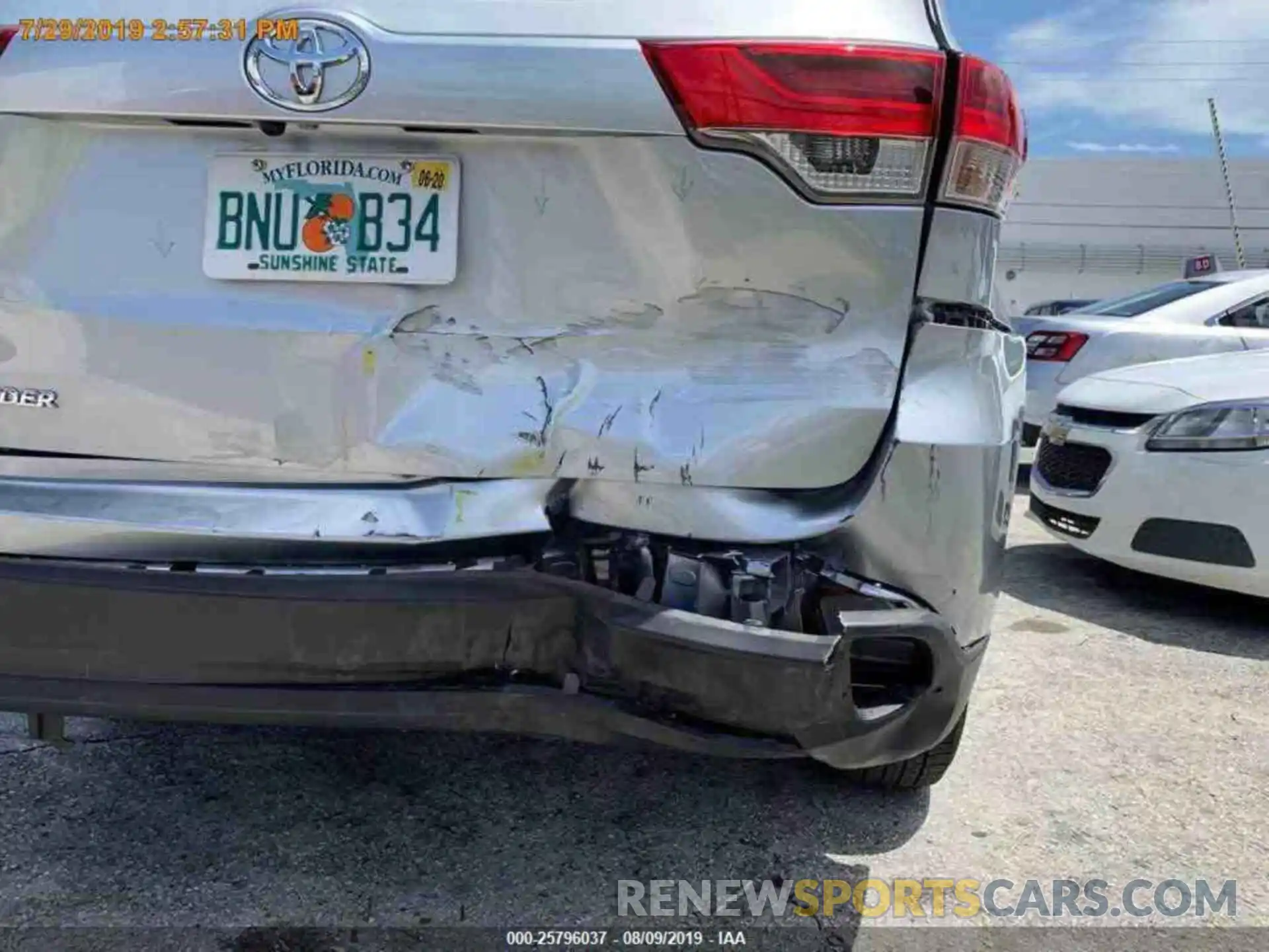 13 Photograph of a damaged car 5TDZZRFHXKS297843 TOYOTA HIGHLANDER 2019