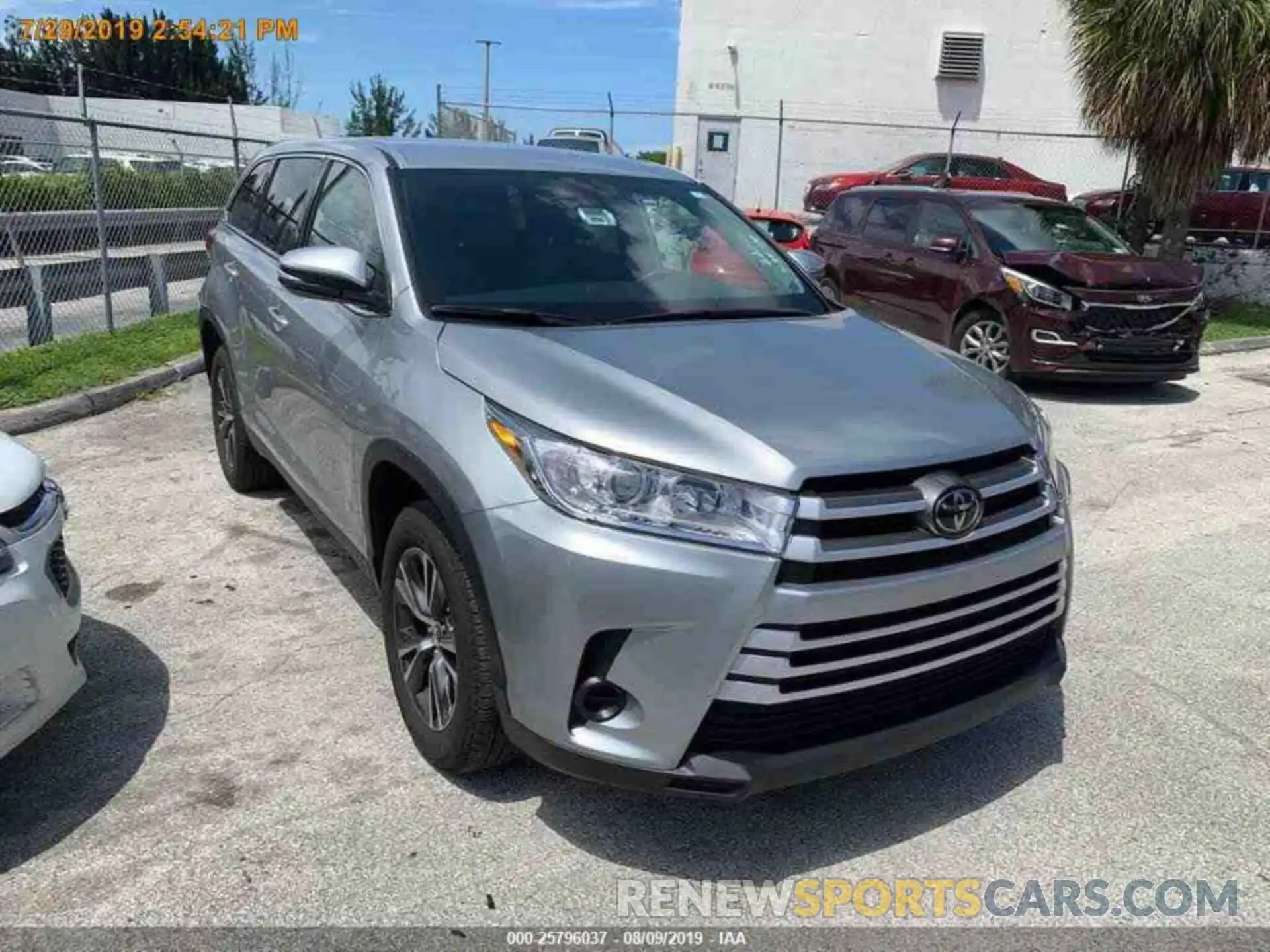 17 Photograph of a damaged car 5TDZZRFHXKS297843 TOYOTA HIGHLANDER 2019