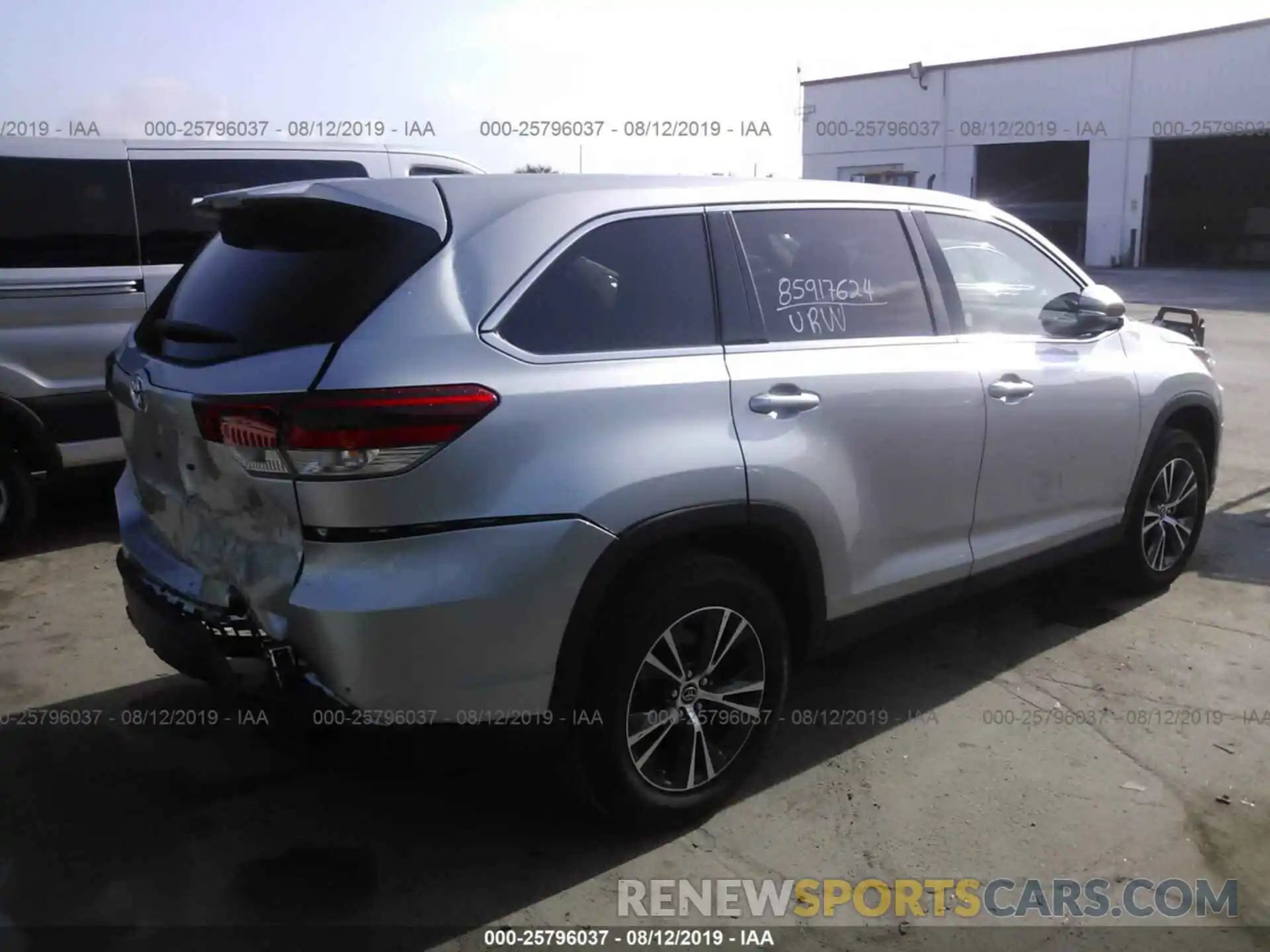 4 Photograph of a damaged car 5TDZZRFHXKS297843 TOYOTA HIGHLANDER 2019